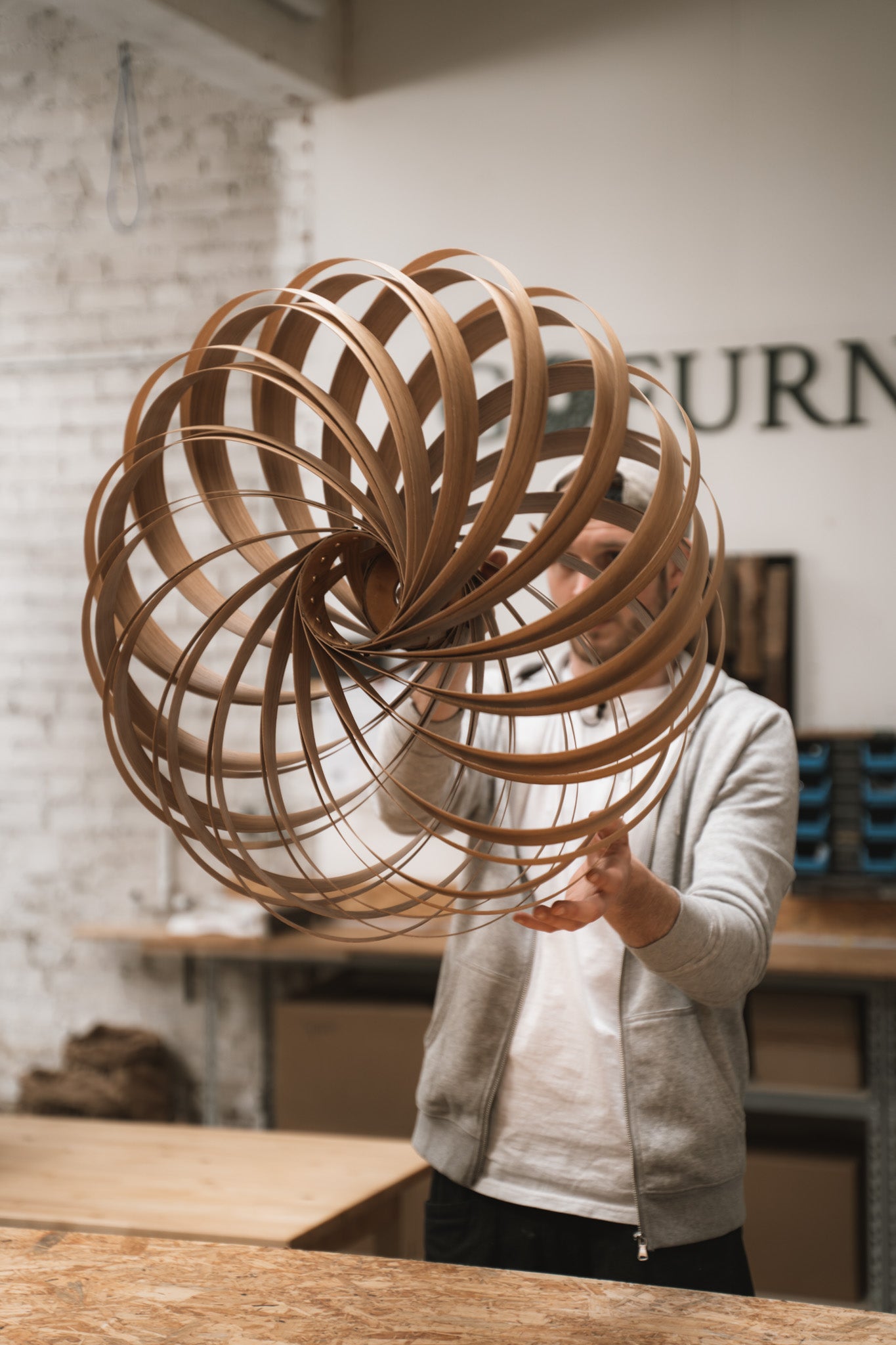 Der letzte Check unserer beliebtesten Kollektion, Vollholz Hängeleuchte Veneria aus Eiche