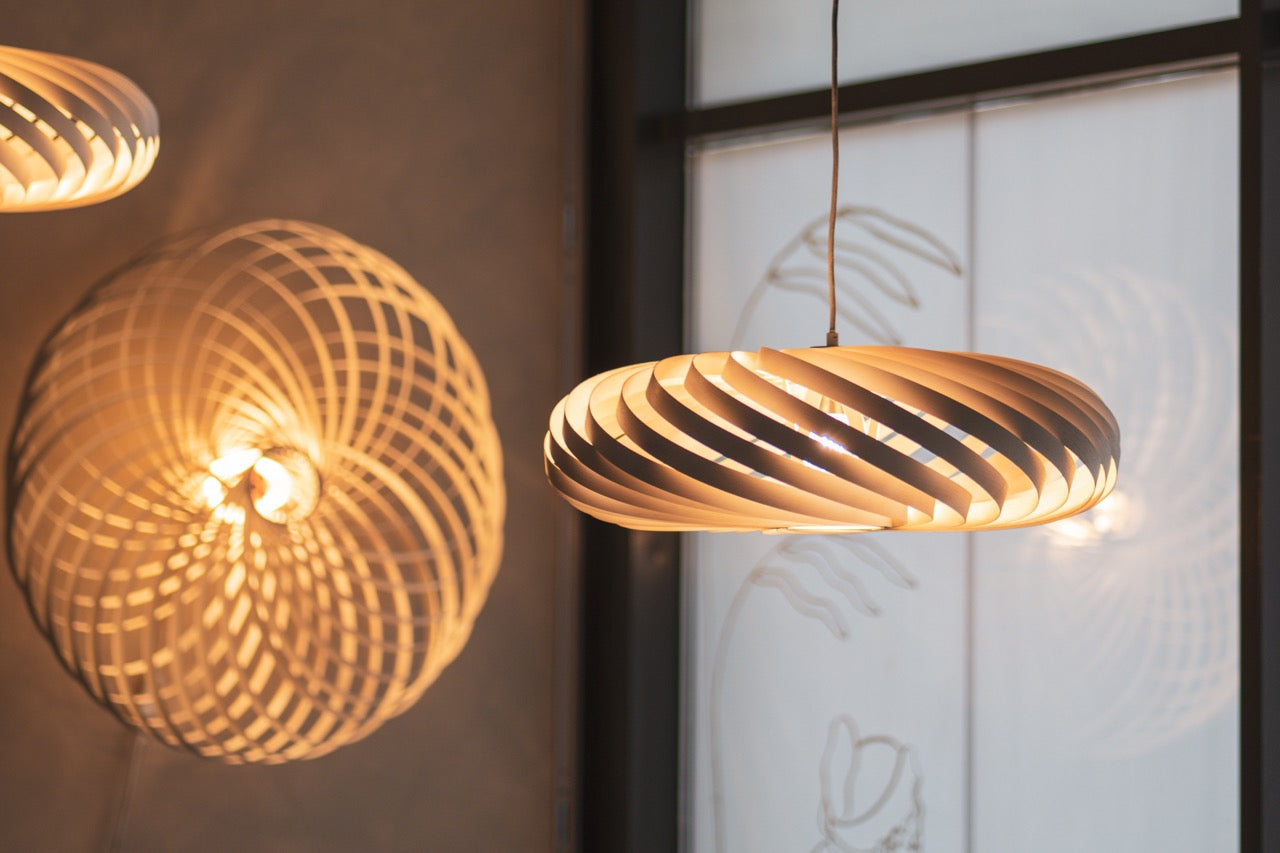 Verleihen Sie Ihrem Raum Eleganz mit handgefertigtem Holzdesign Gofurnit