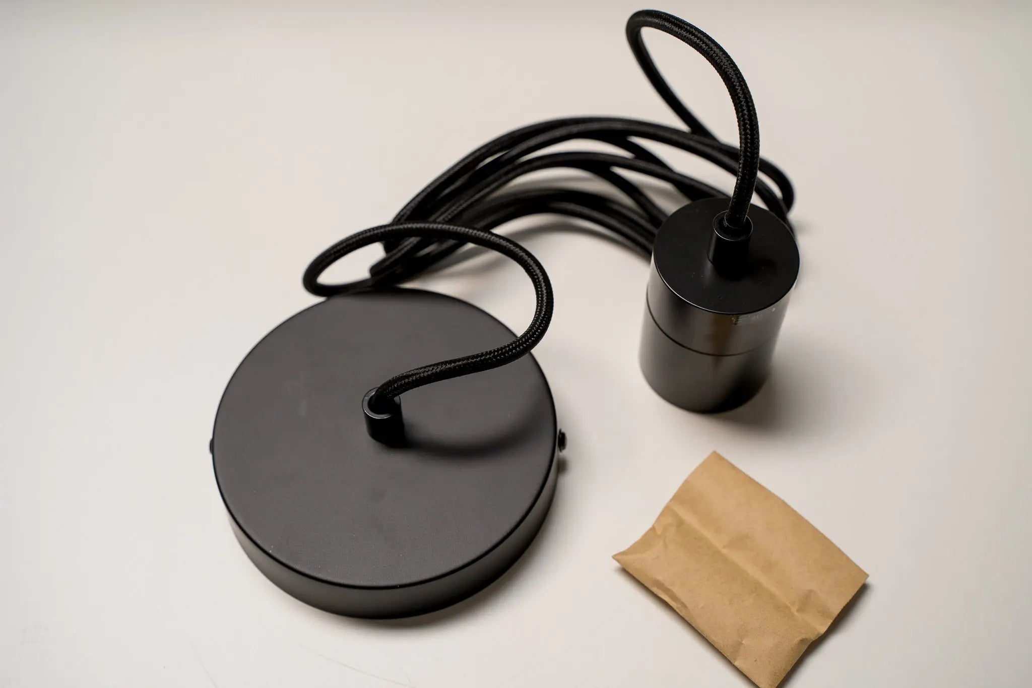 Elegante E27 Pendelleuchte in matt-schwarzen Look Gofurnit