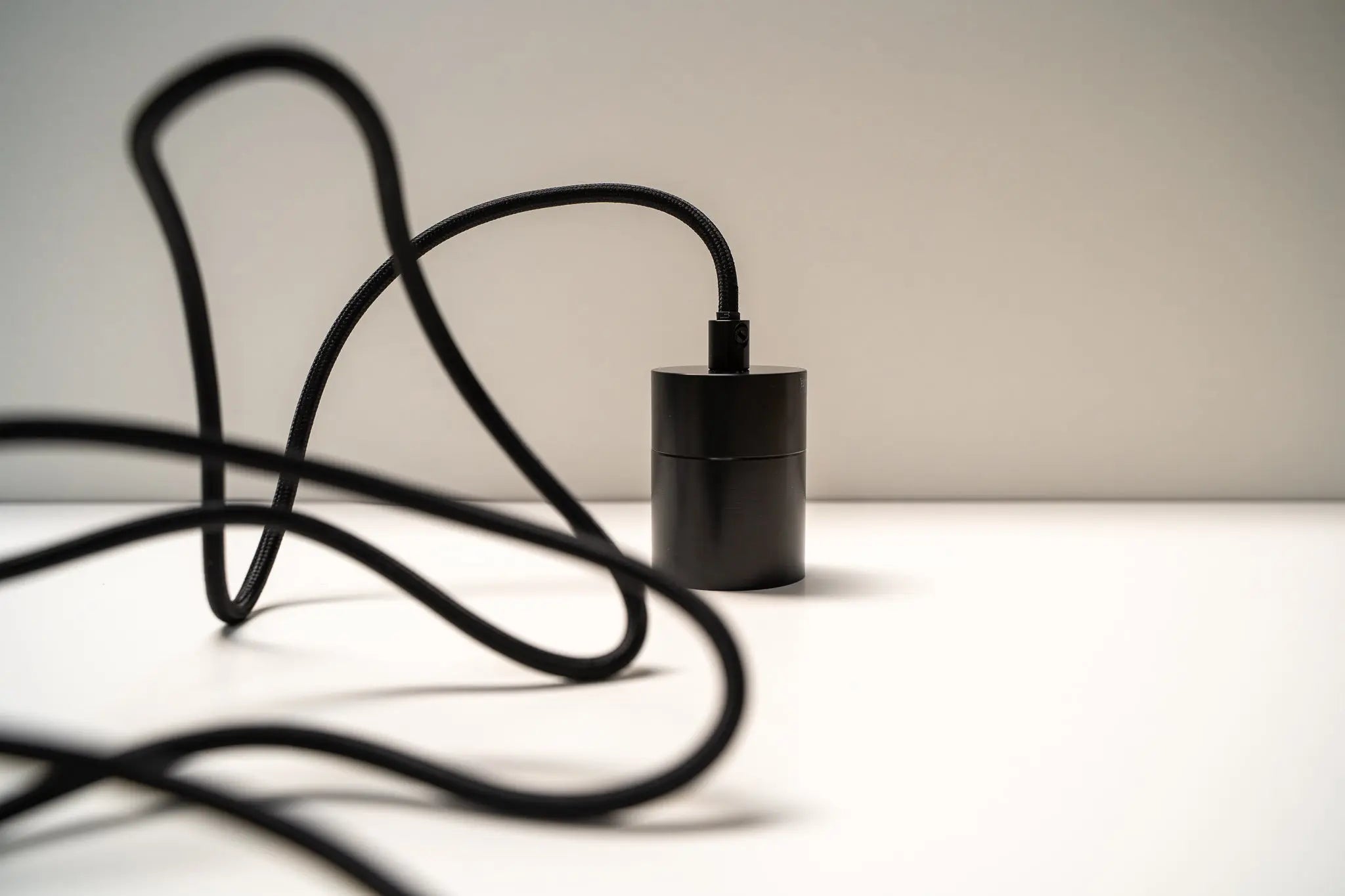 Elegante E27 Pendelleuchte in matt-schwarzen Look Gofurnit