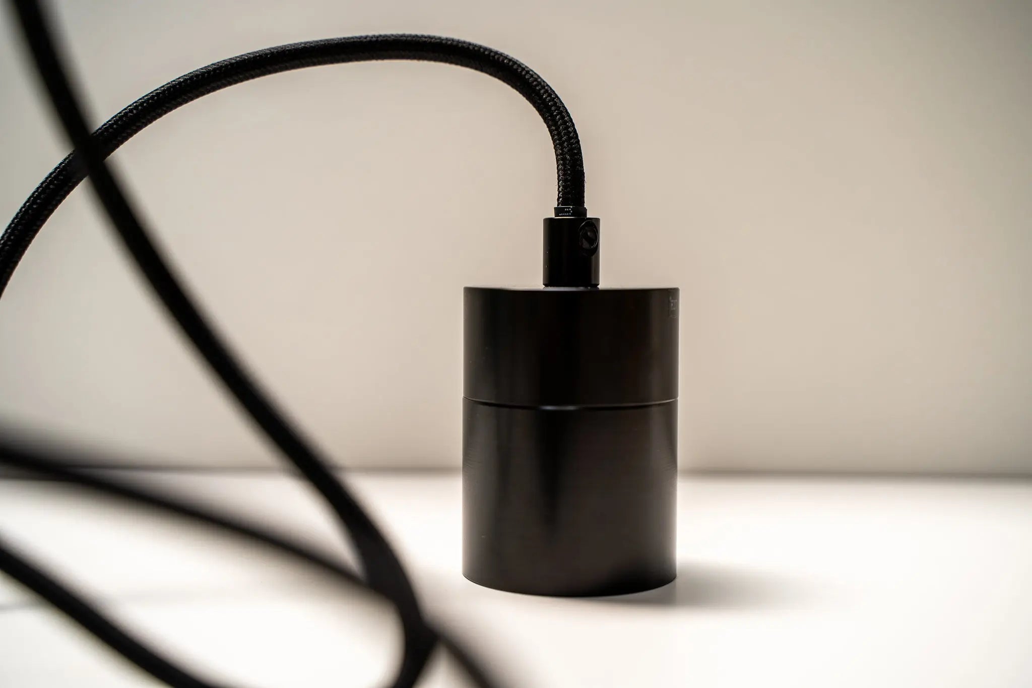 Elegante E27 Pendelleuchte in matt-schwarzen Look Gofurnit