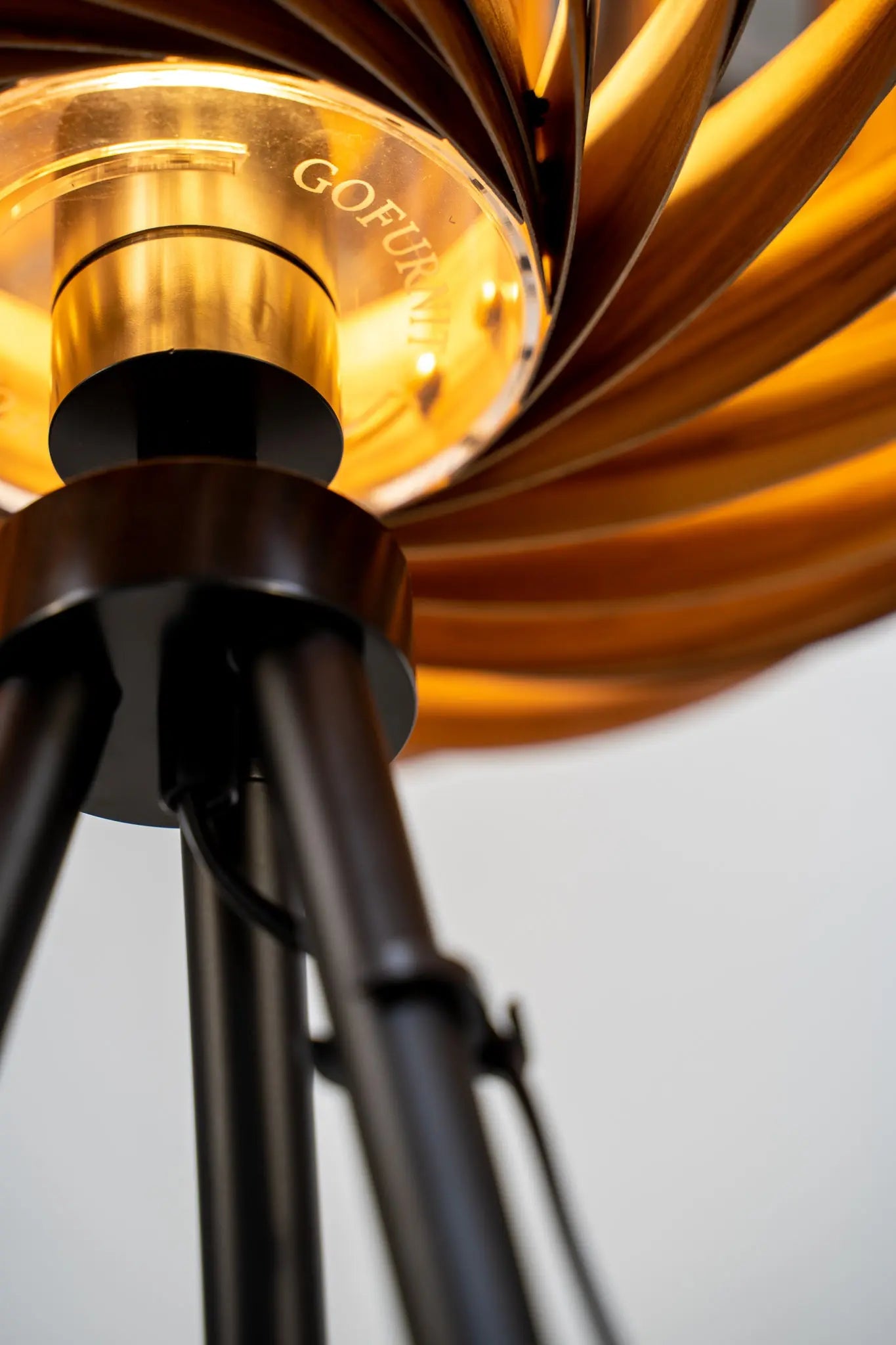 Elegantes matt-schwarzes Dreibein für Stehleuchten mit E27-Leuchtenfassung Gofurnit