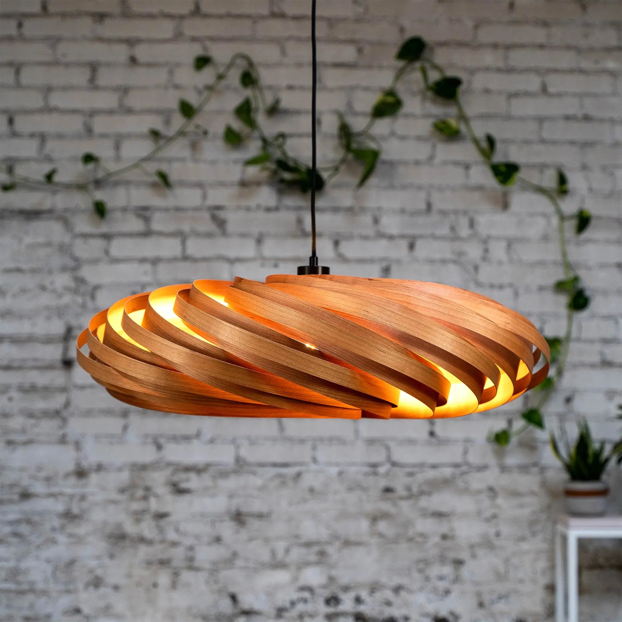 Hängeleuchte 'Veneria' aus Kirschbaumholz 70 cm Gofurnit