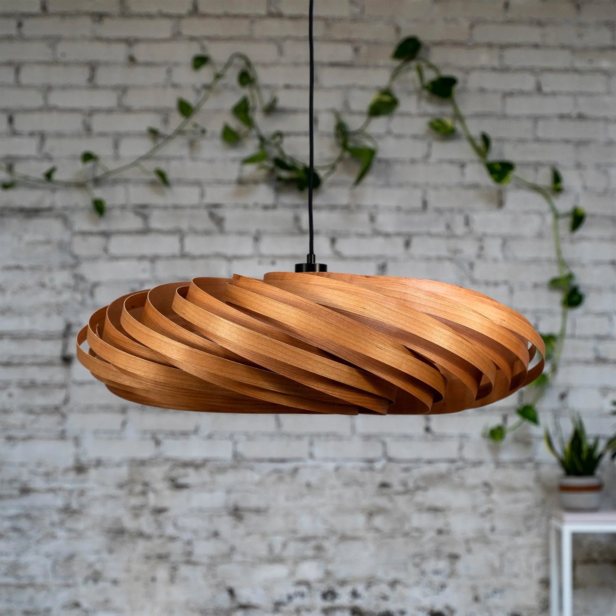 Hängeleuchte 'Veneria' aus Kirschbaumholz 70 cm Gofurnit