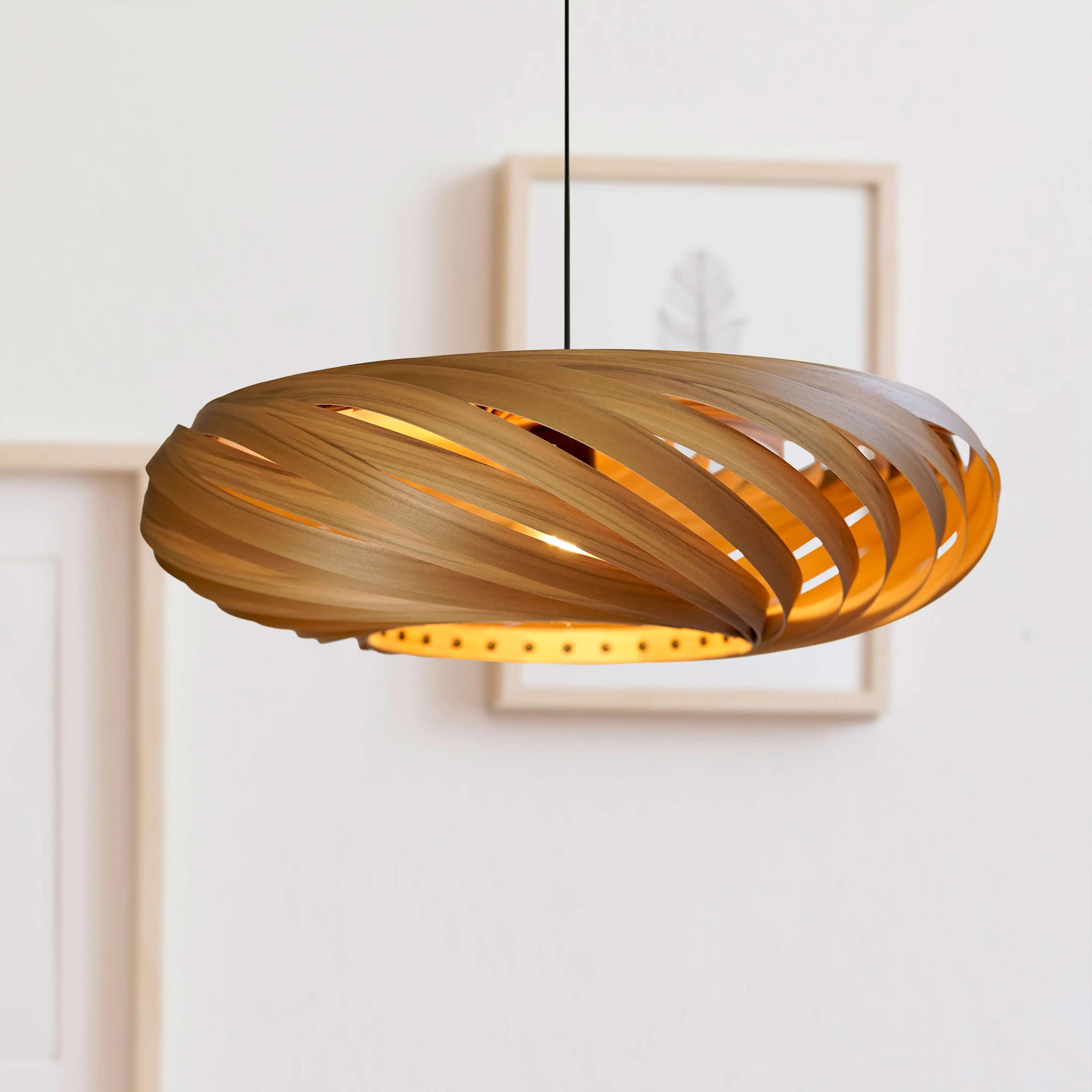 Hängeleuchte Larena aus Amberbaumholz - Gofurnit Lampen aus Köln