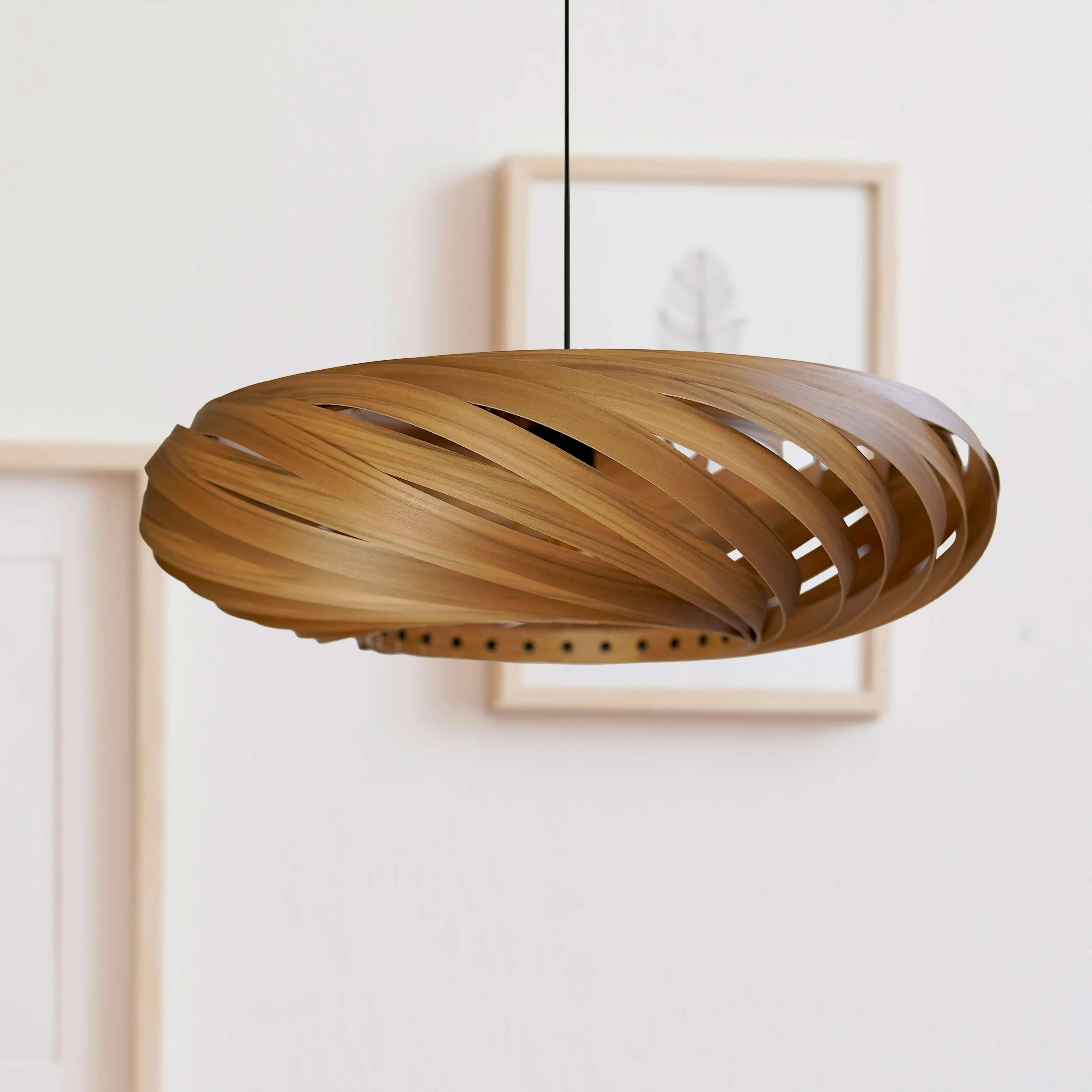 Hängeleuchte Larena aus Amberbaumholz - Gofurnit Lampen aus Köln