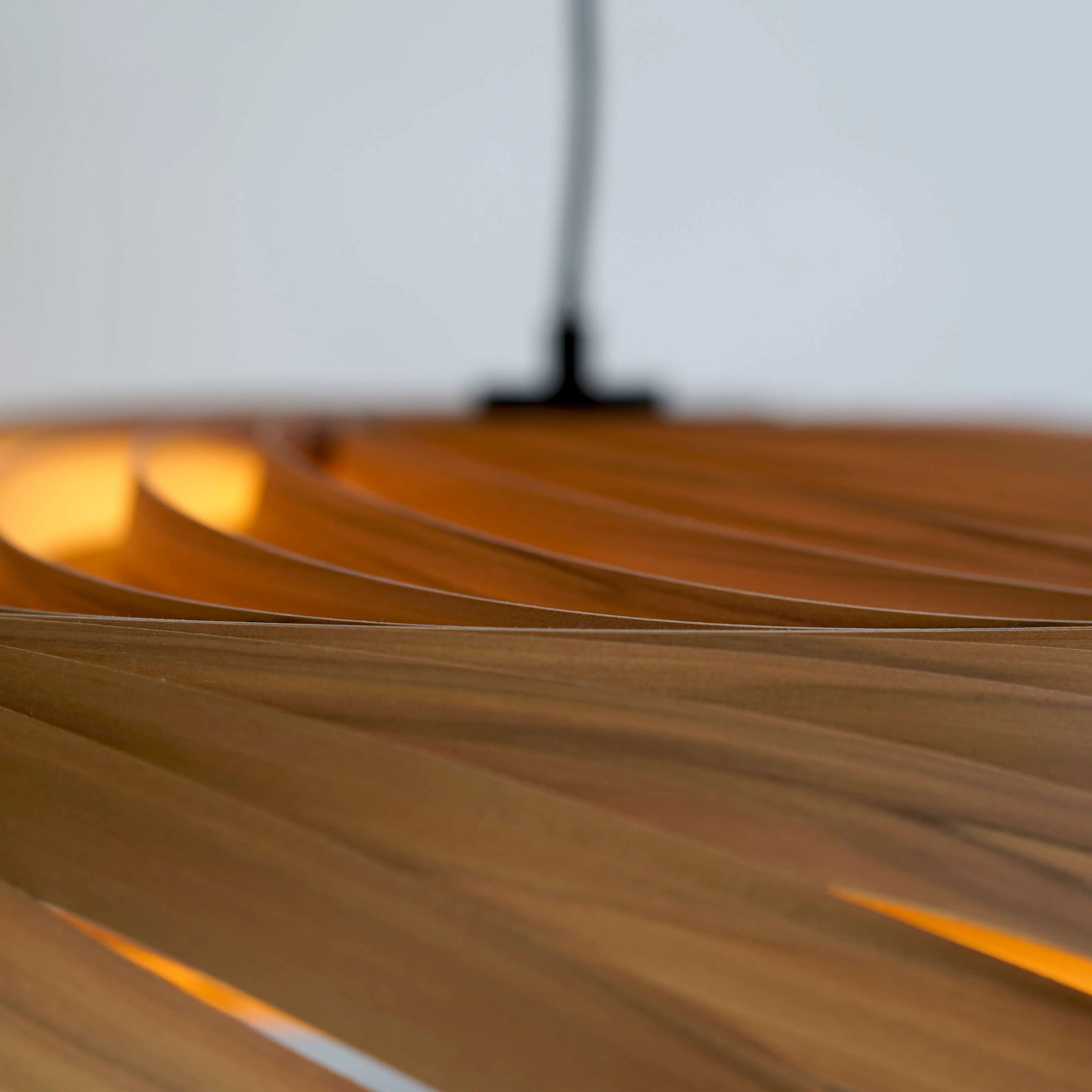 Hängeleuchte Larena aus Amberbaumholz - Gofurnit Lampen aus Köln