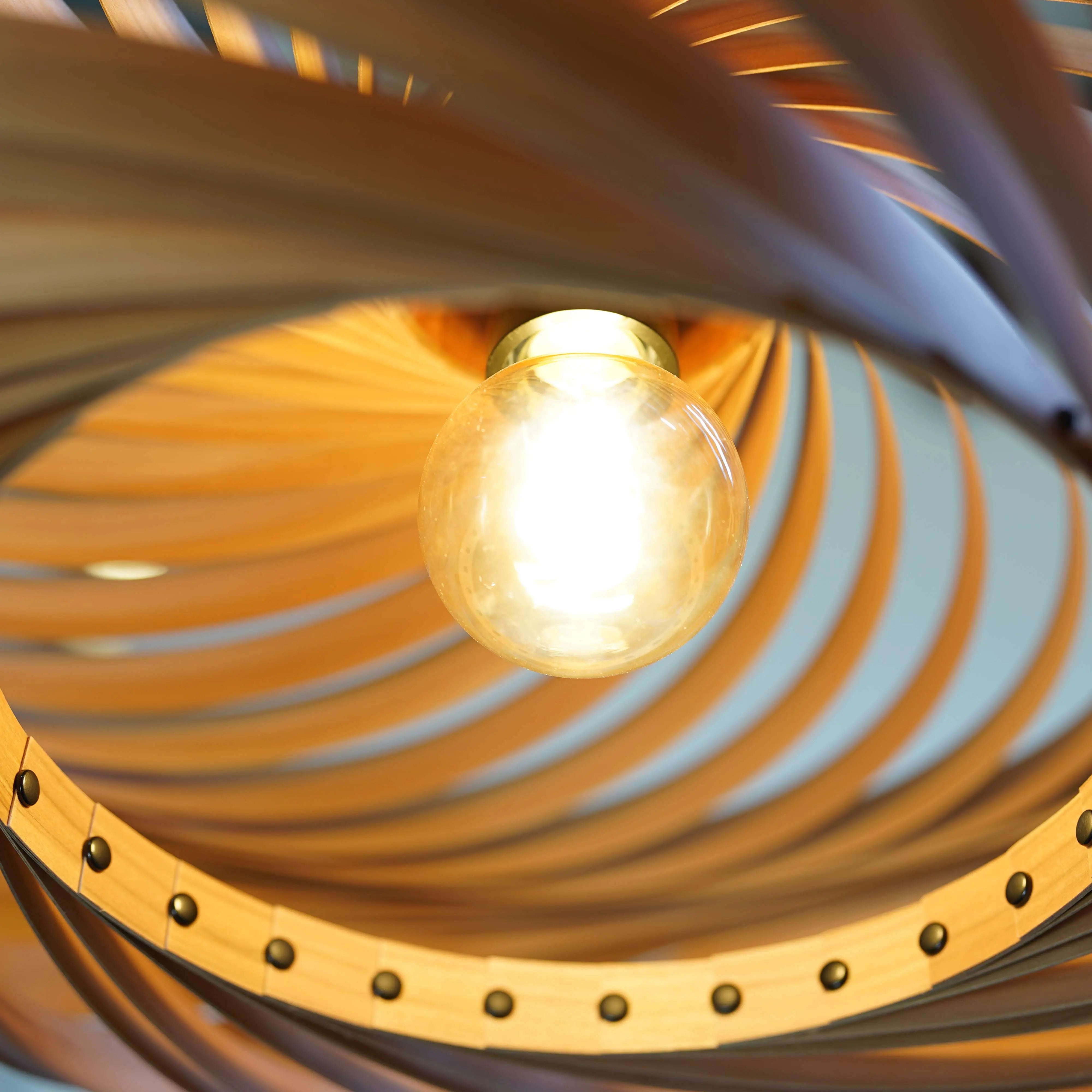 Hängeleuchte Larena aus Amberbaumholz - Gofurnit Lampen aus Köln