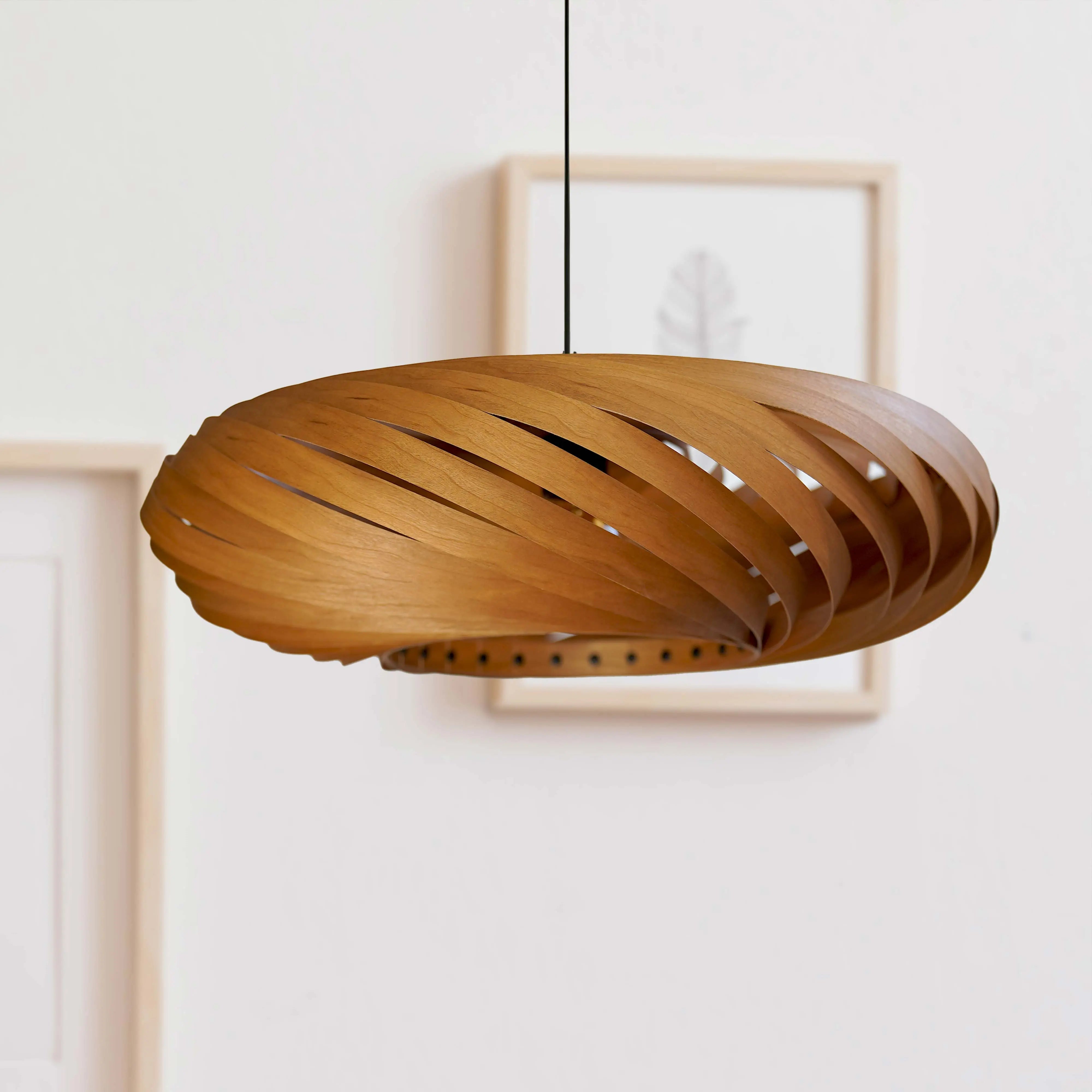 Hängeleuchte Larena aus Kirschbaumholz - Gofurnit Lampen aus Köln