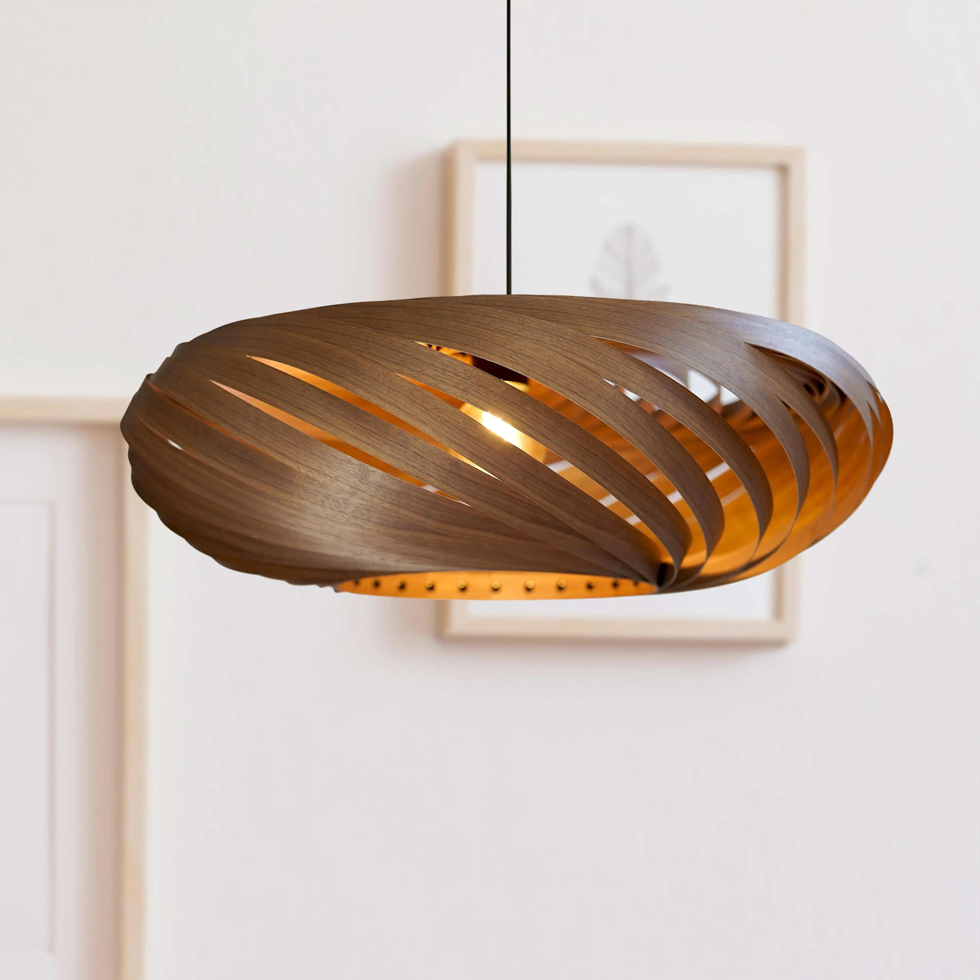 Hängeleuchte Larena aus Nussbaumholz Gofurnit
