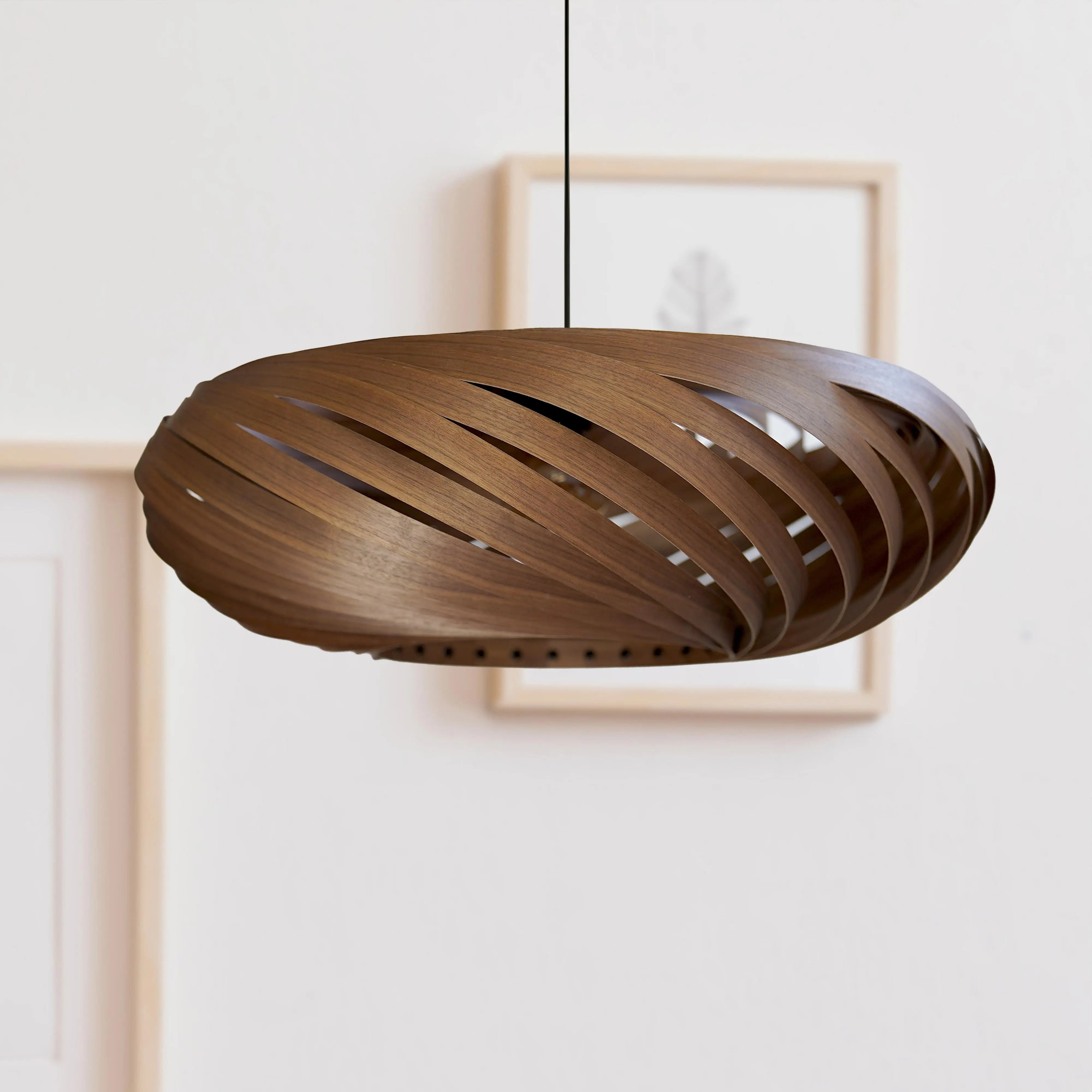 Hängeleuchte Larena aus Nussbaumholz Gofurnit