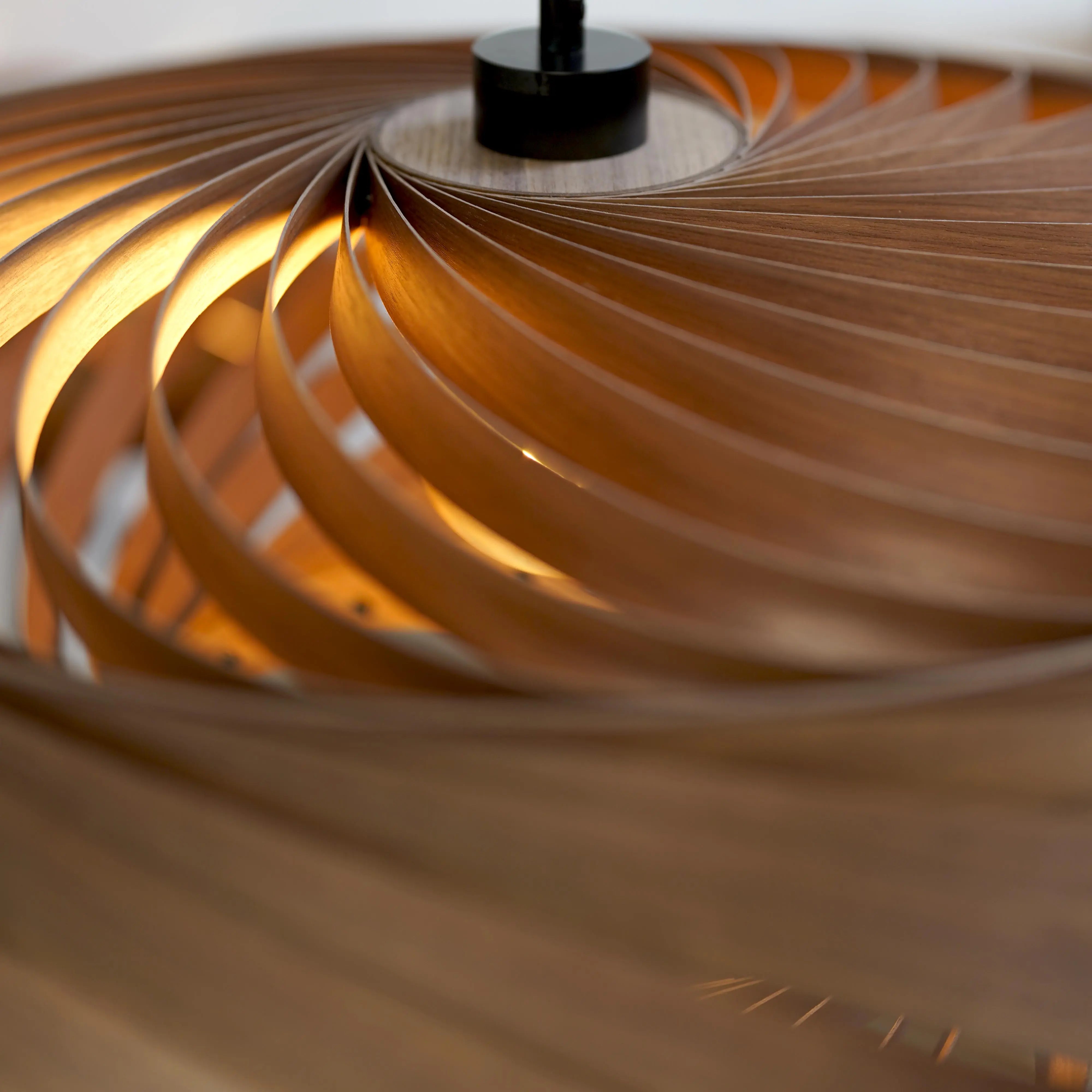 Hängeleuchte Larena aus Nussbaumholz Gofurnit