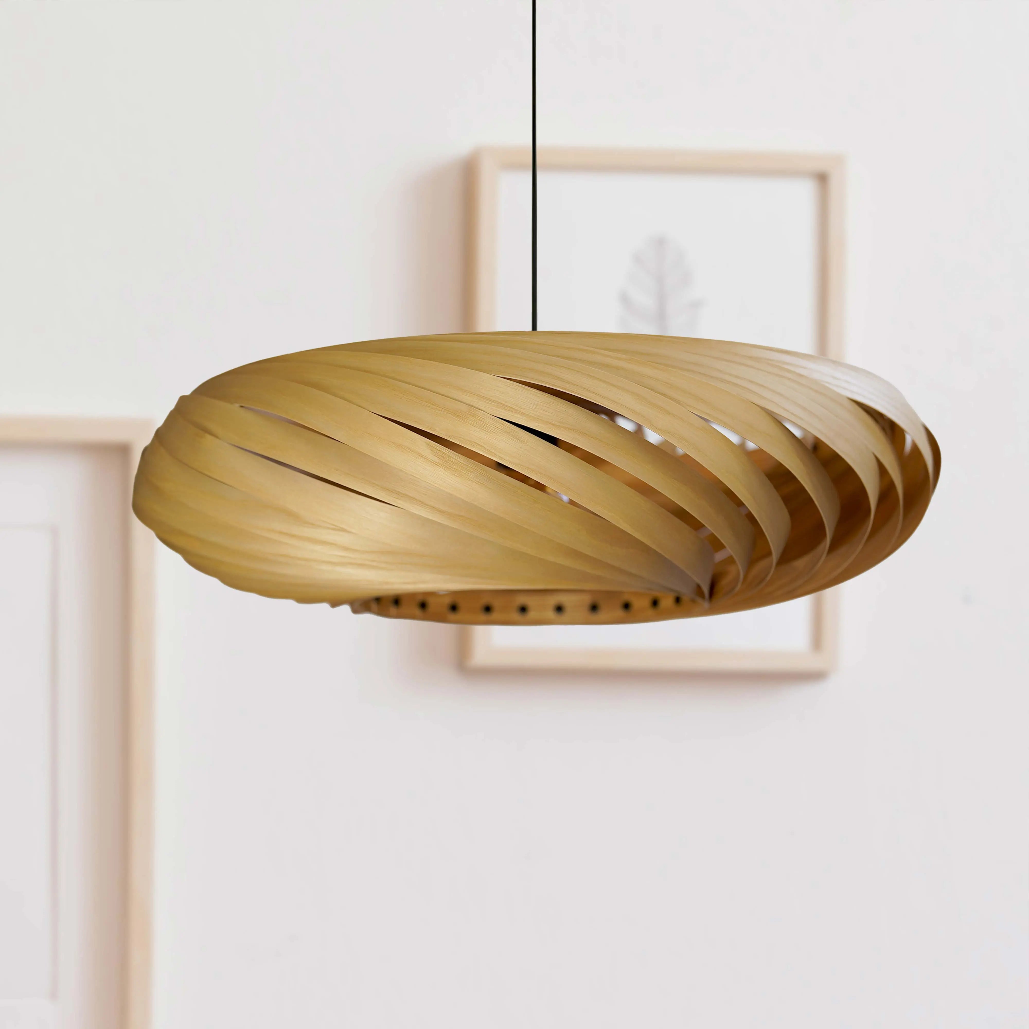 Hängeleuchte Larena aus Oliveschenholz Gofurnit