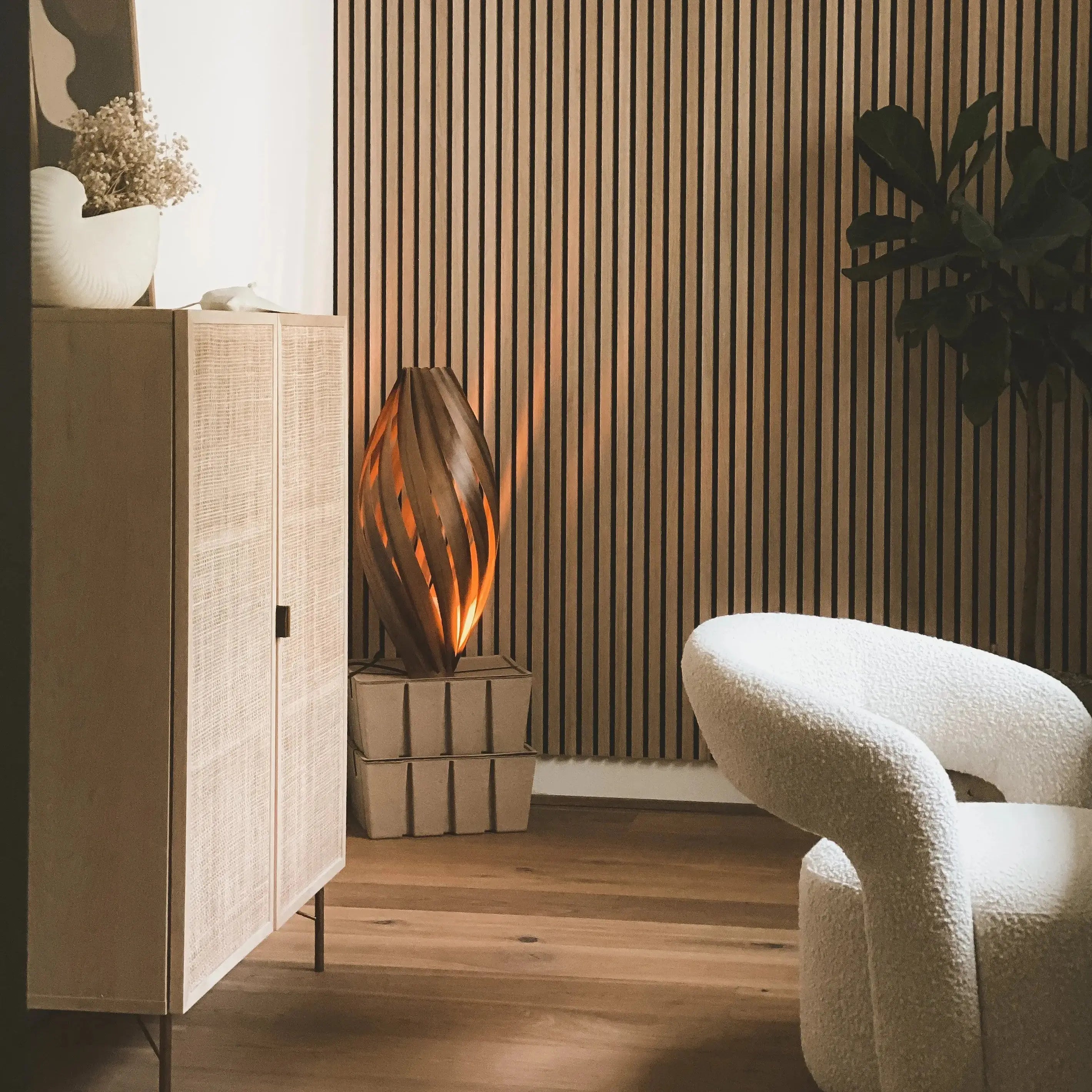 Gemütliches Licht zum Entspannen, Kollektion Ardere aus dunklem Amberbaum für eine einmalige Atmosphäre