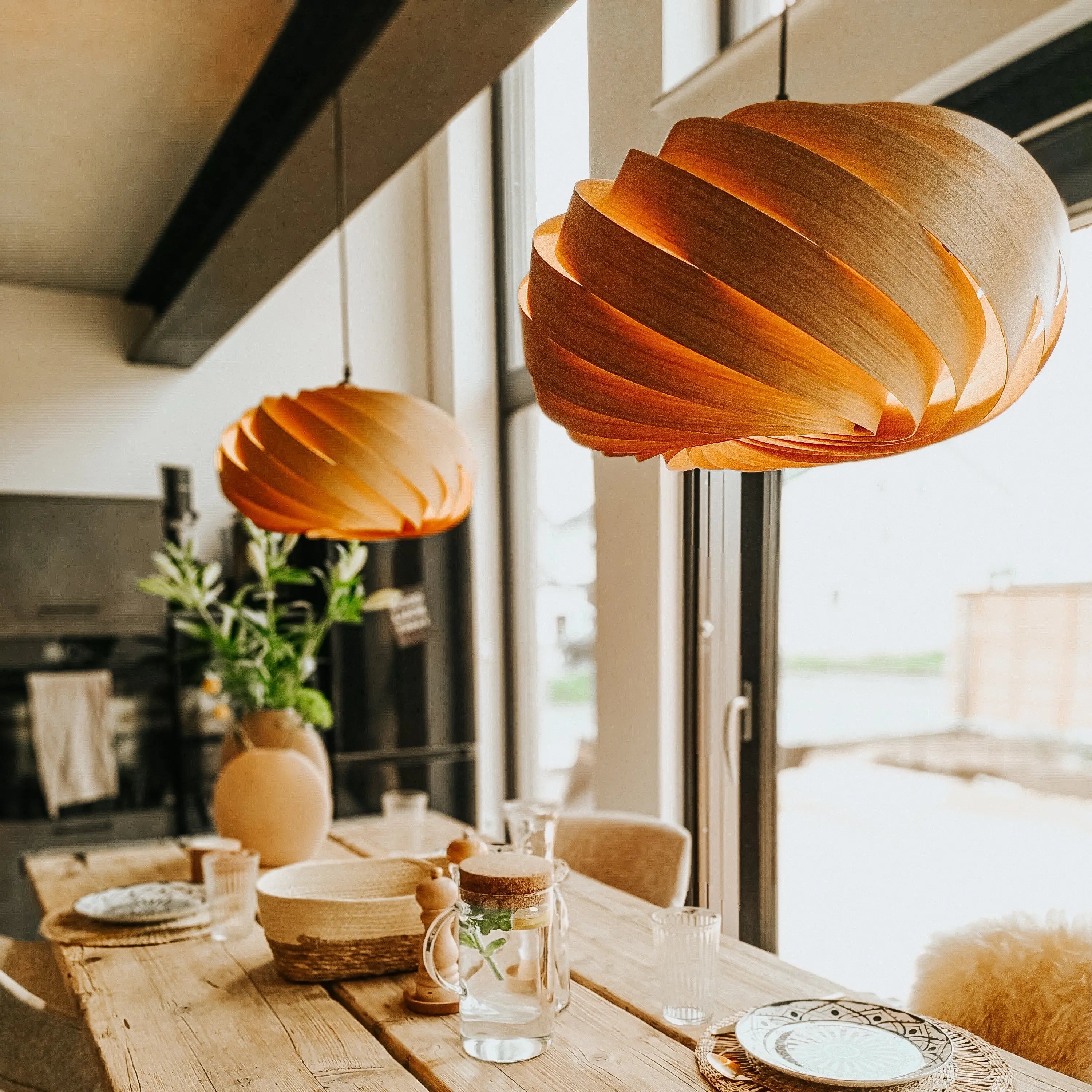 Zwei Holzlampen über dem Esszimmertisch