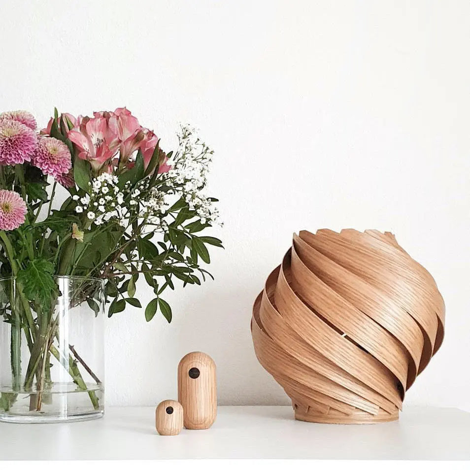 Minimalistisches Design und wunderschöne Holzmaserung, Tischleuchte Gemma aus Eichenholz