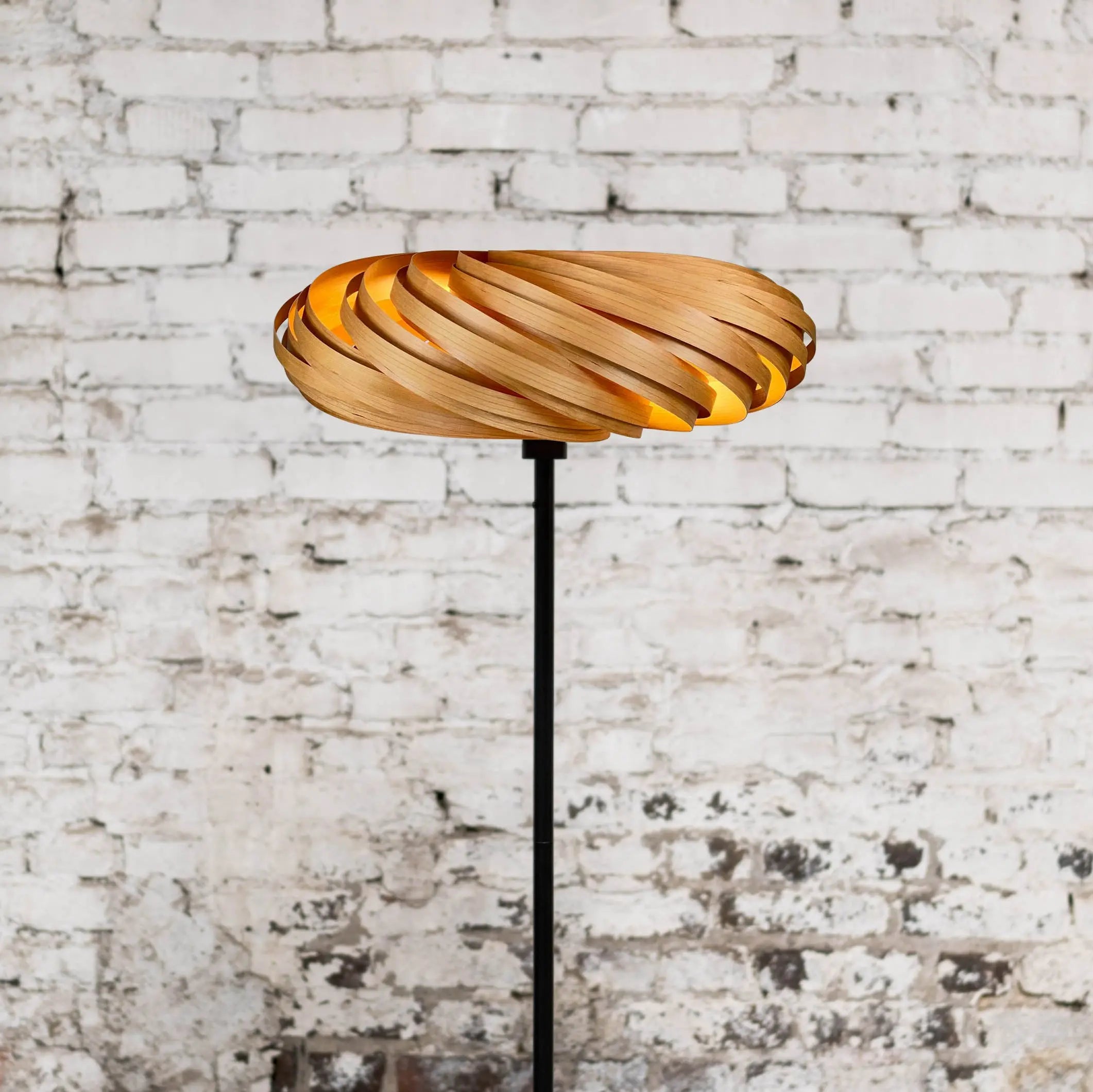 Standleuchte 'Veneria' aus Kirschbaum Gofurnit