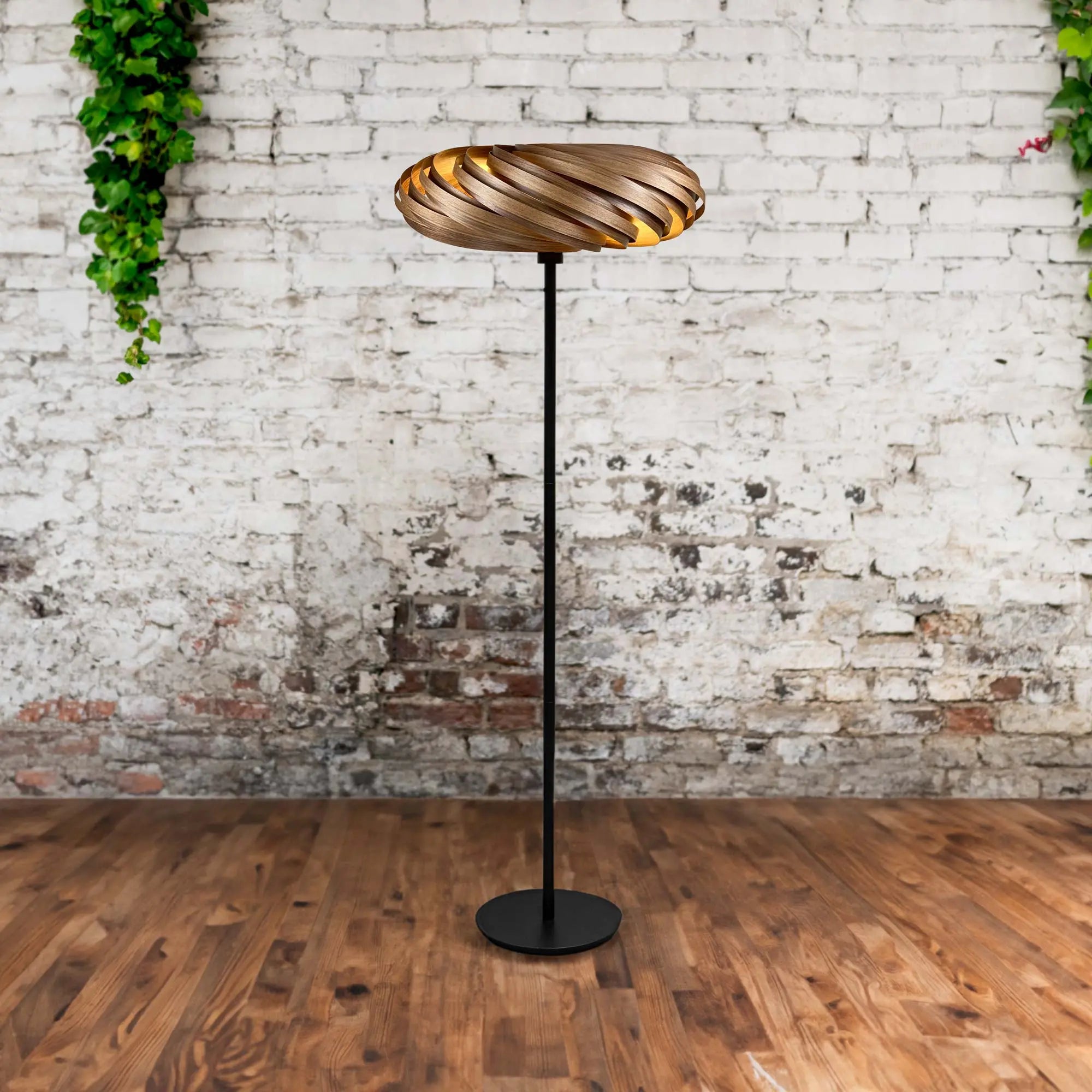 Standleuchte 'Veneria' aus Nussbaumholz Gofurnit