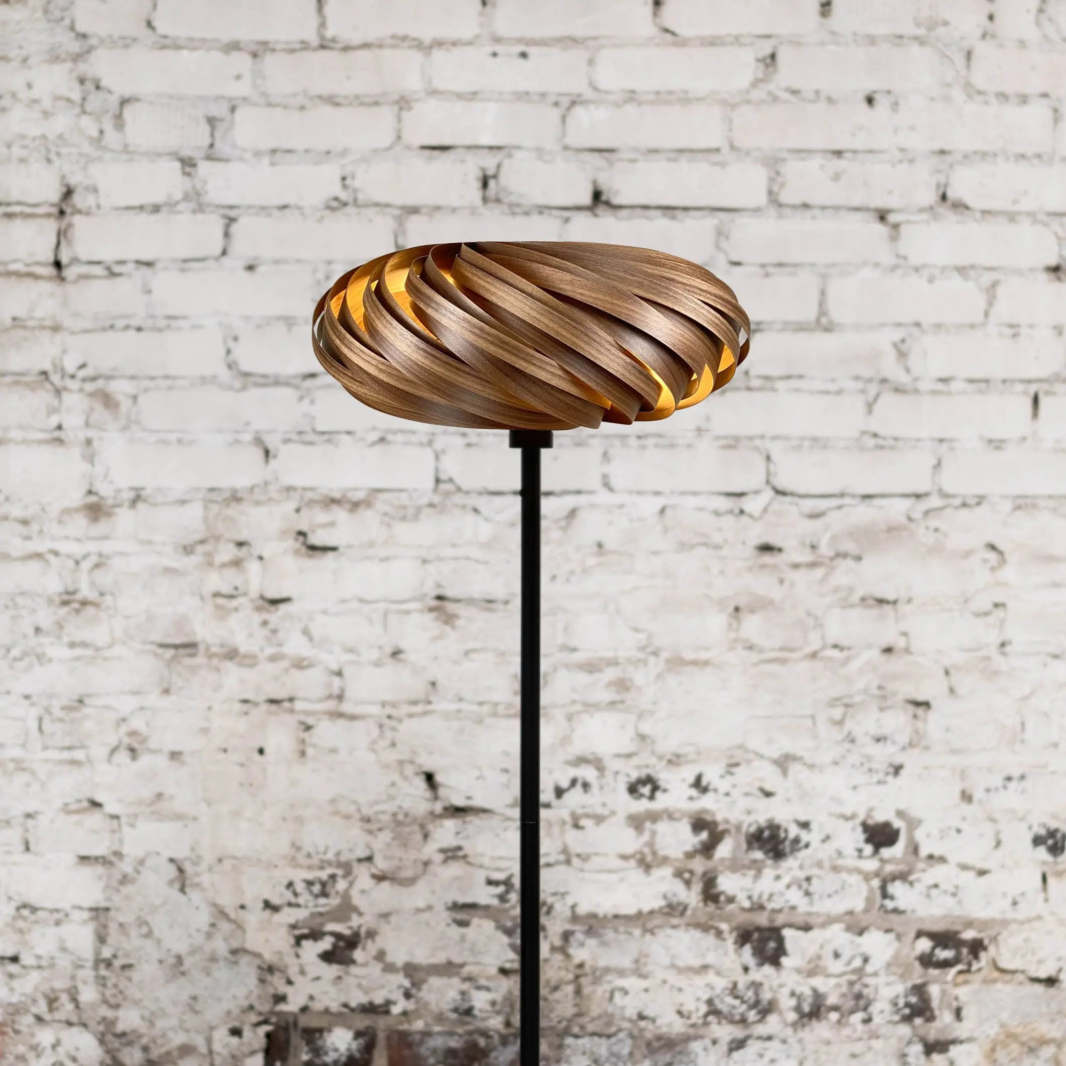 Standleuchte 'Veneria' aus Nussbaumholz Gofurnit