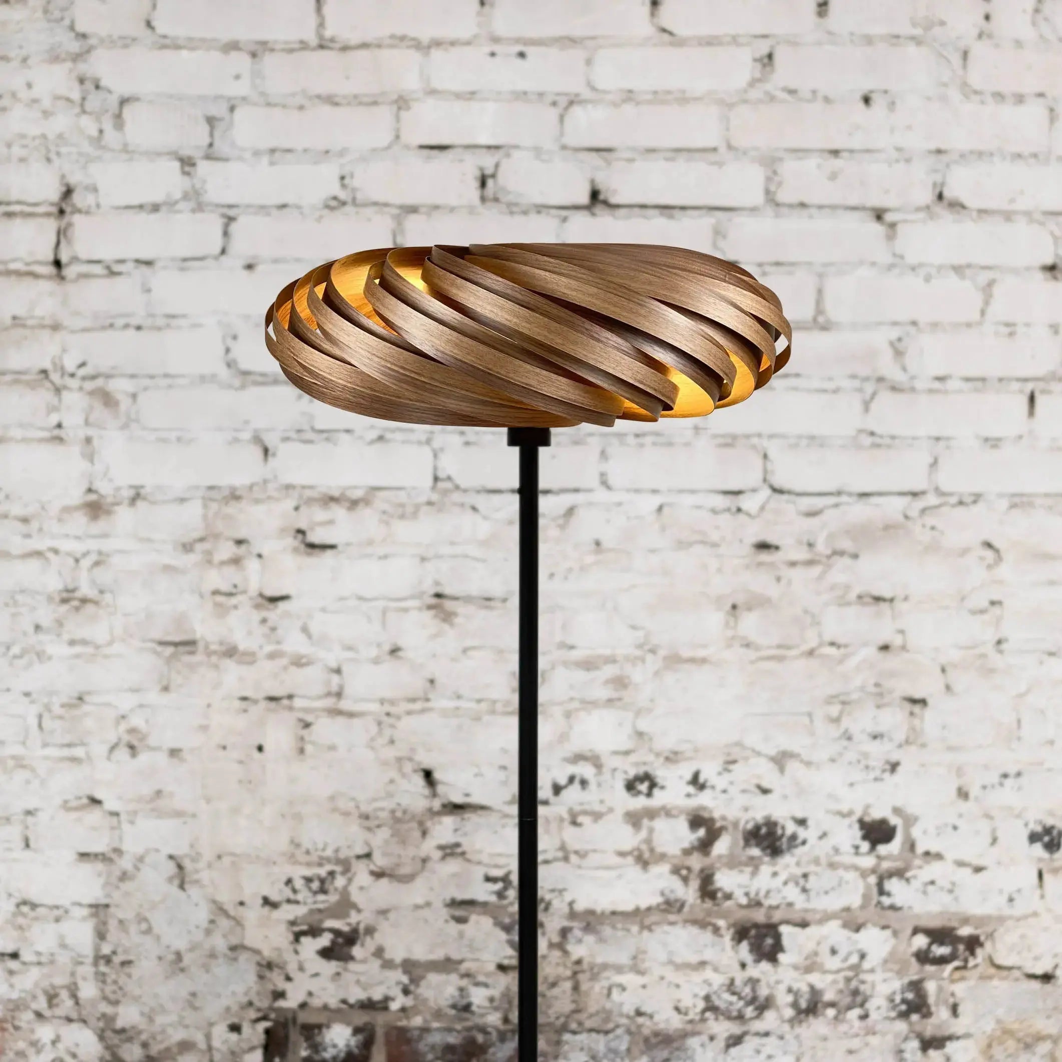 Standleuchte 'Veneria' aus Nussbaumholz Gofurnit