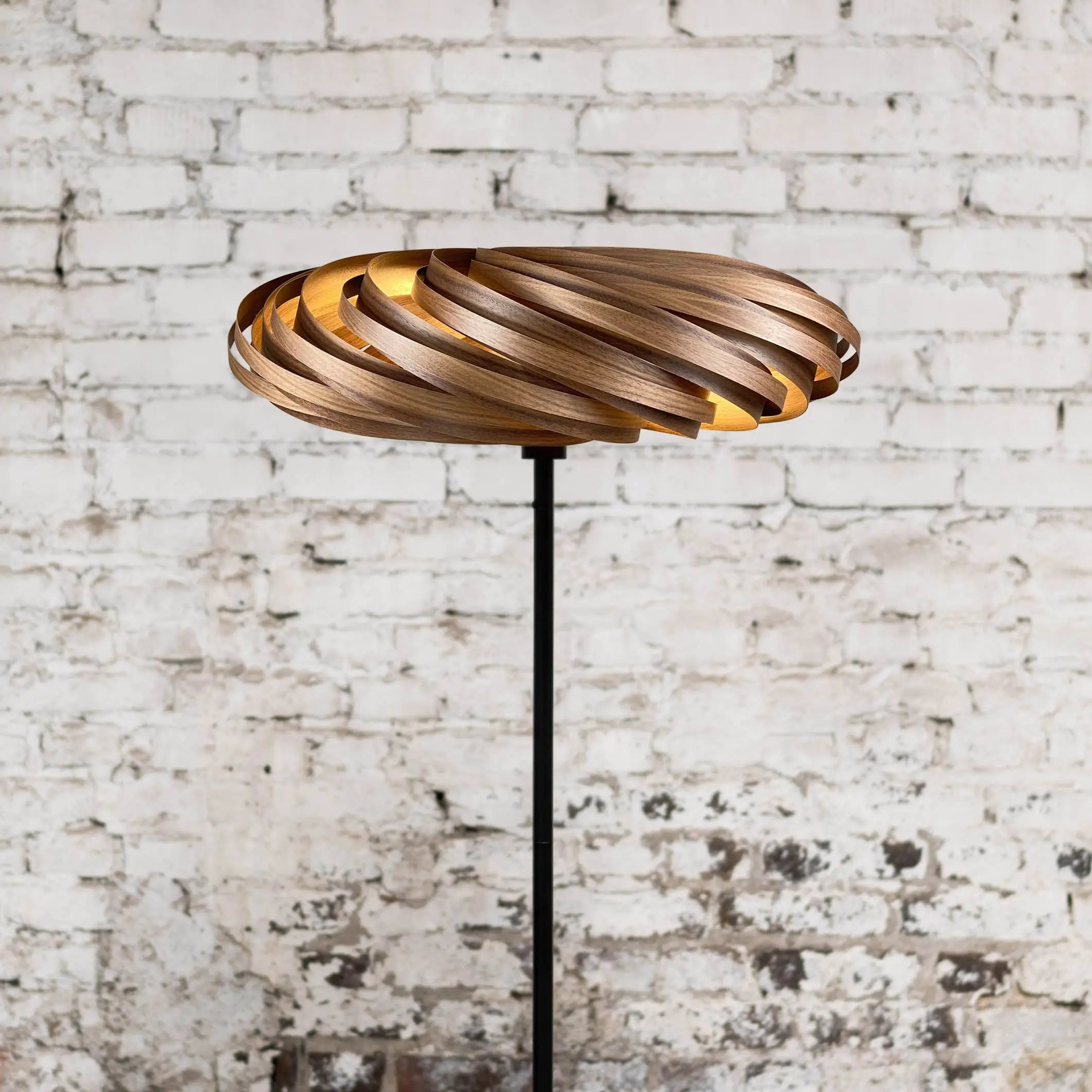 Standleuchte 'Veneria' aus Nussbaumholz Gofurnit
