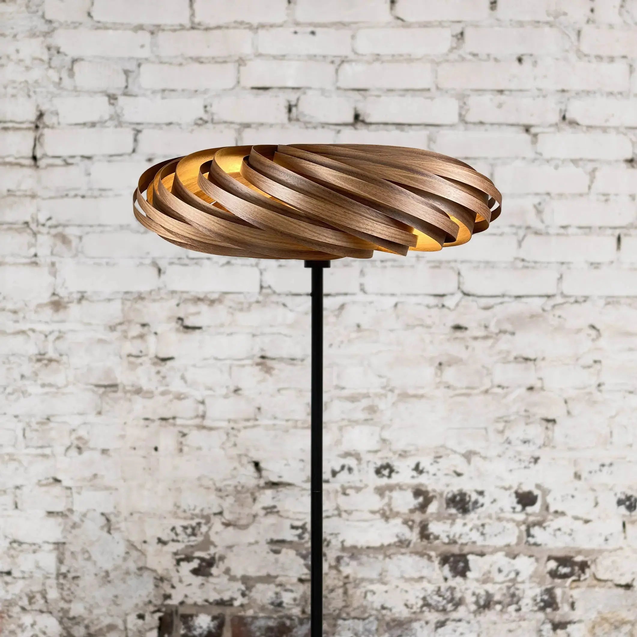 Standleuchte 'Veneria' aus Nussbaumholz Gofurnit