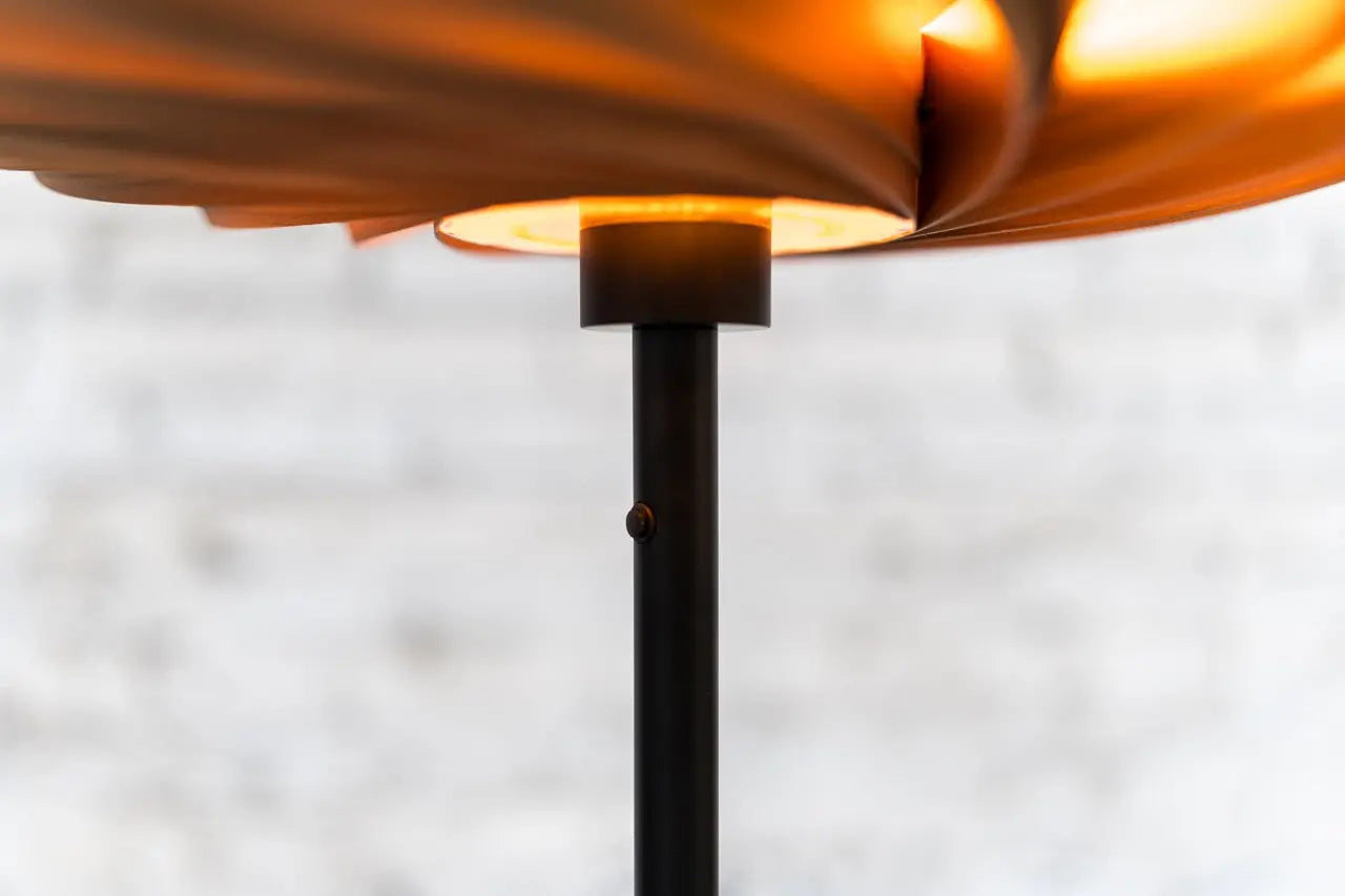 Standleuchtenfuß mit E27-Leuchtenfassung. Matt-schwarzes Design, schlicht und elegant Gofurnit