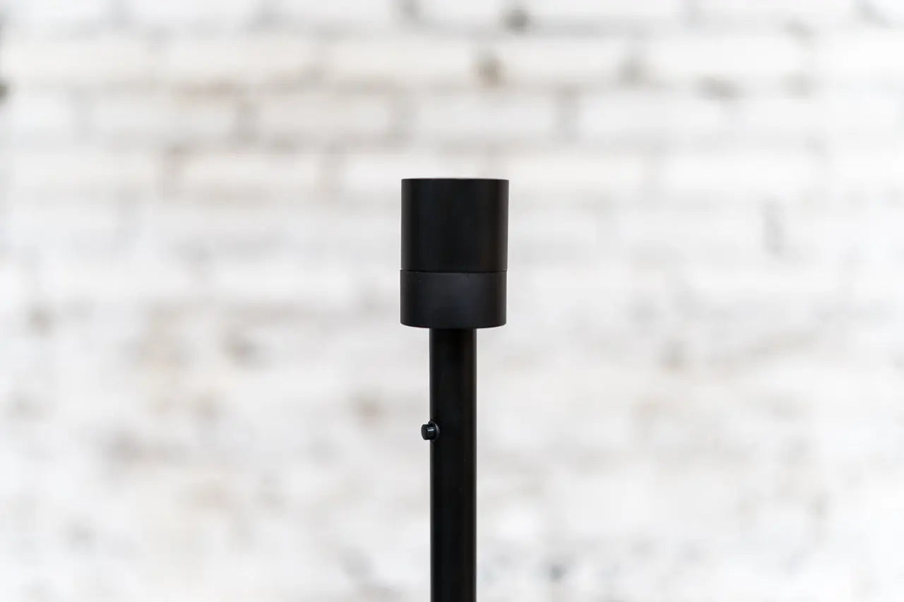 Standleuchtenfuß mit E27-Leuchtenfassung. Matt-schwarzes Design, schlicht und elegant Gofurnit