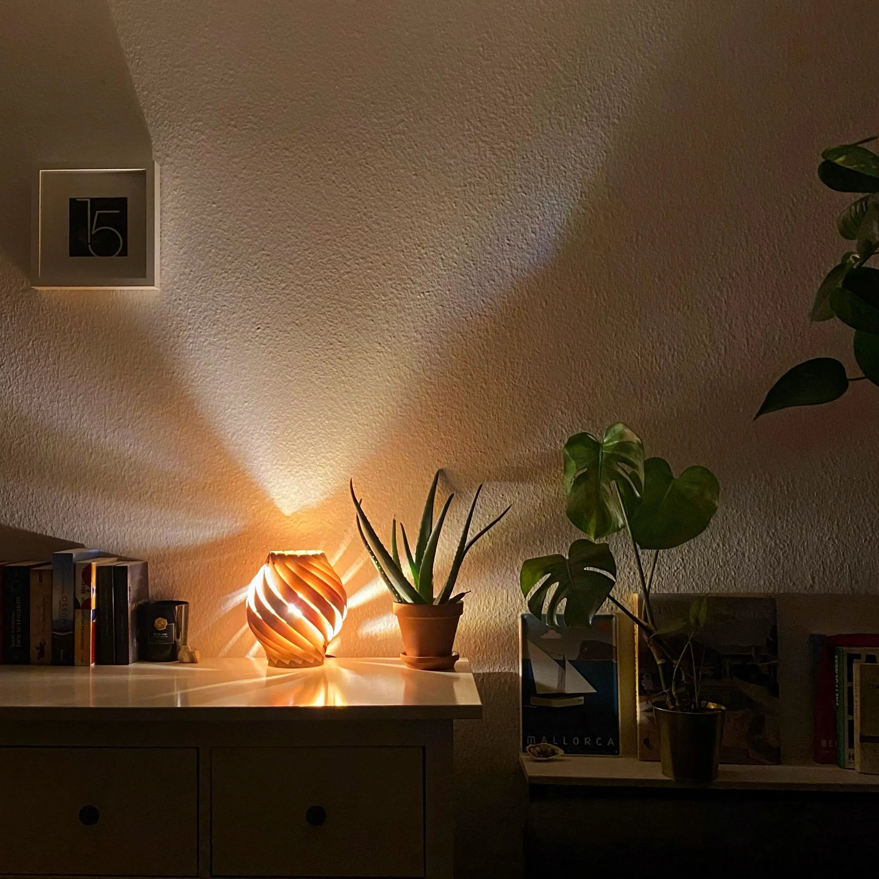 Tischleuchte 'Gemma' aus Nussbaum Gofurnit