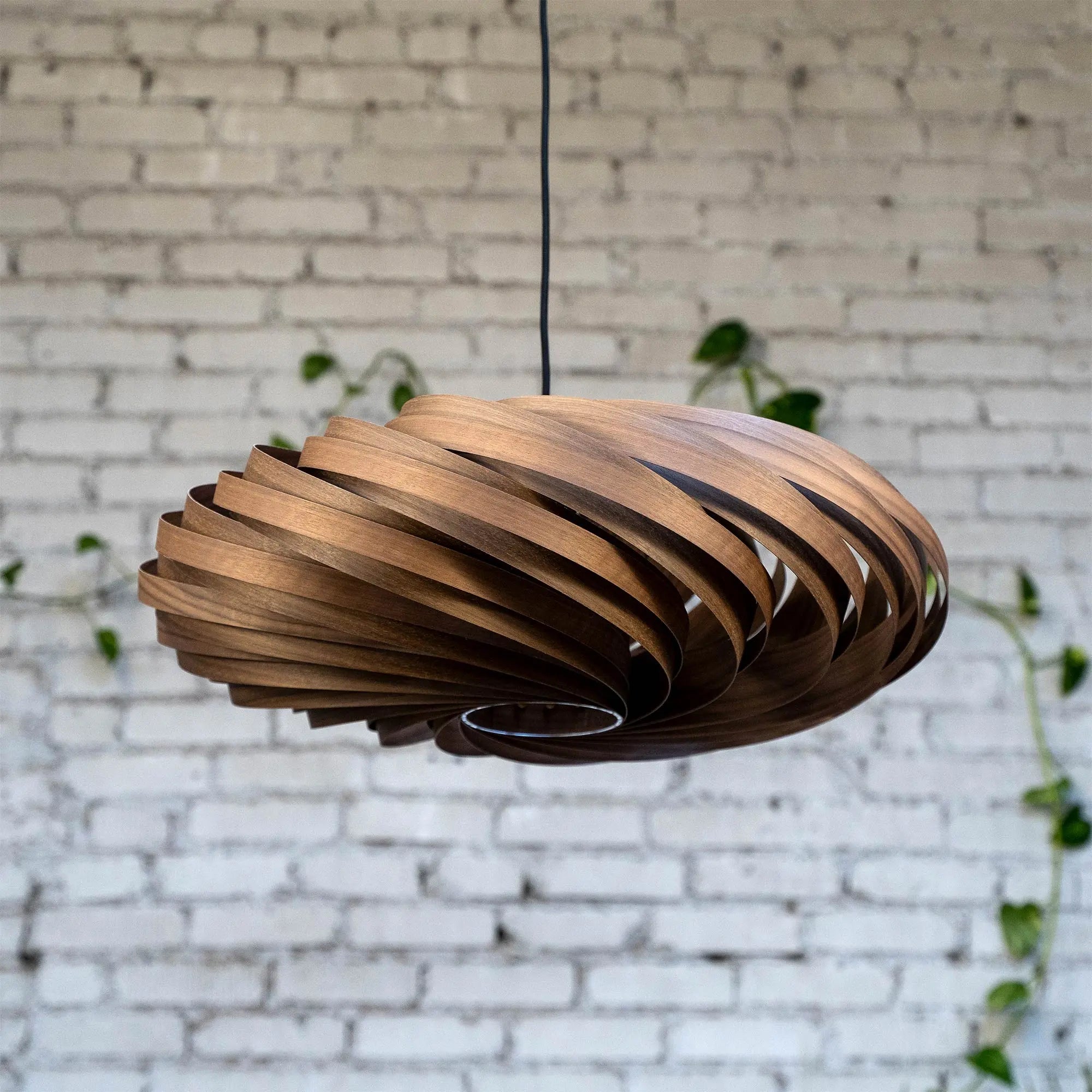 Hängeleuchte 'Veneria' aus Nussbaumholz 60 cm Gofurnit