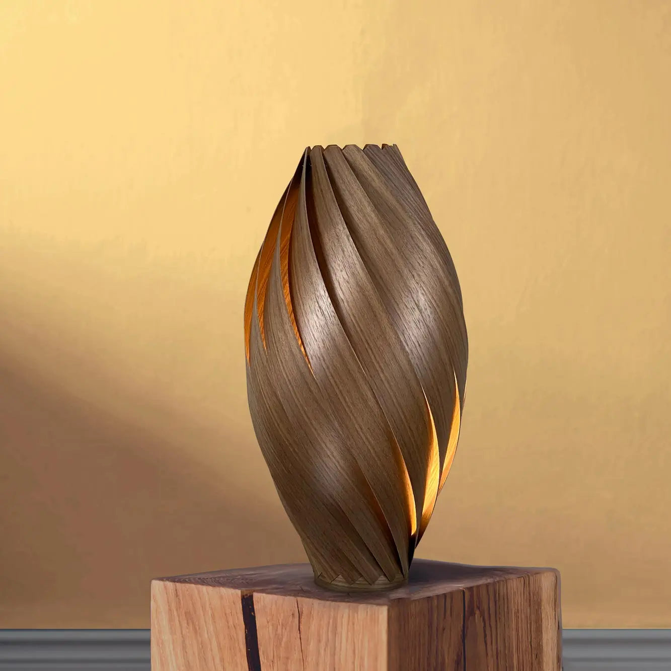 Stehleuchte 'Ardere' aus Nussbaum 50 cm Gofurnit