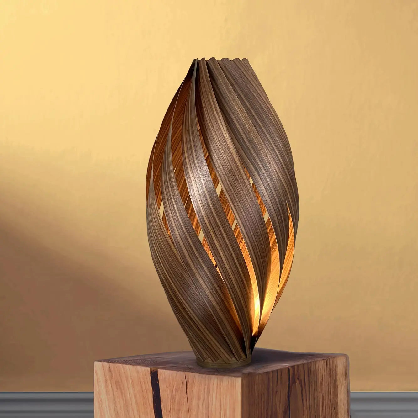 Stehleuchte 'Ardere' aus Nussbaum 60 cm Gofurnit