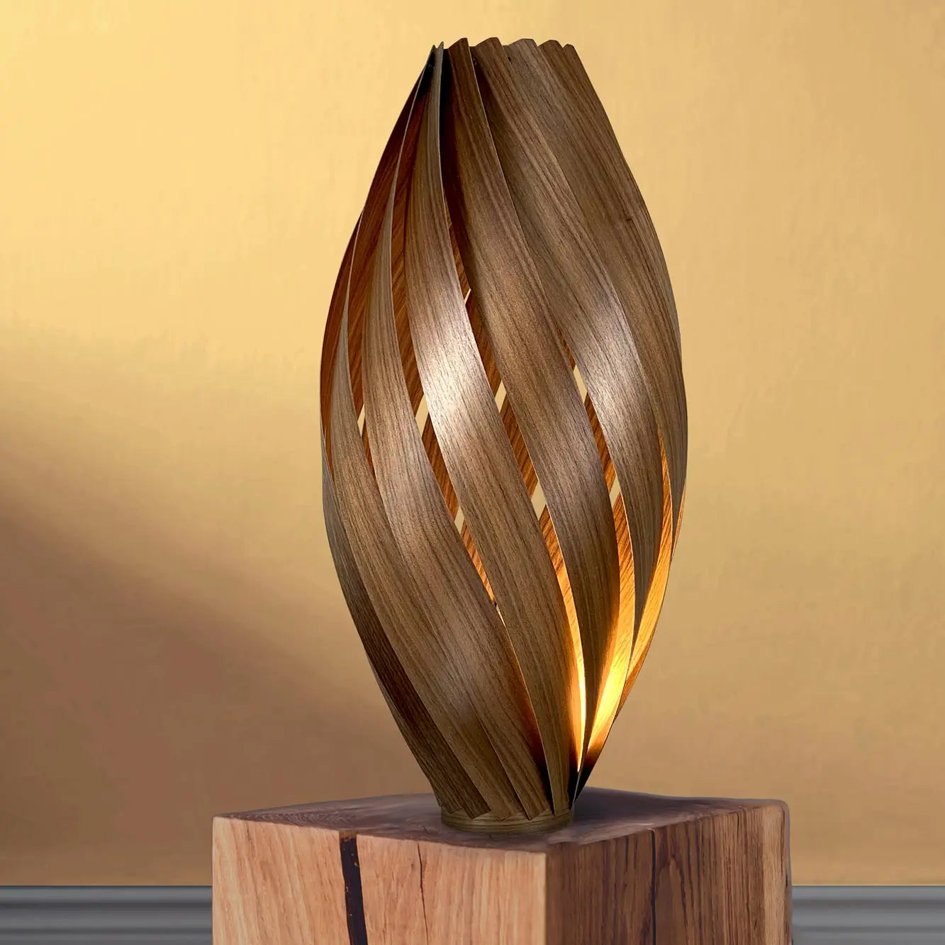 Stehleuchte 'Ardere' aus Nussbaum 70 cm Gofurnit