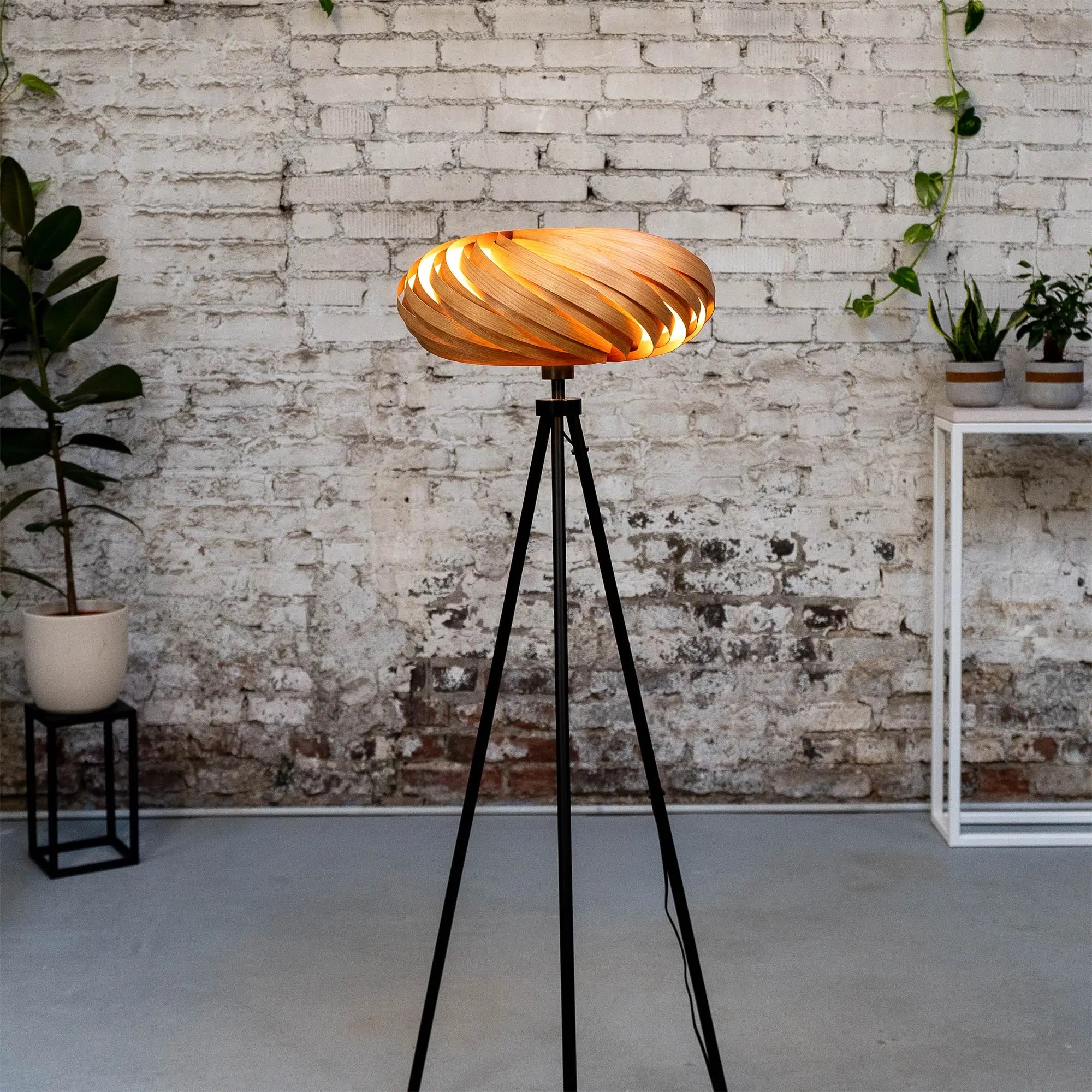 Stehleuchte 'Veneria' aus Kirschbaumholz 50 cm Gofurnit
