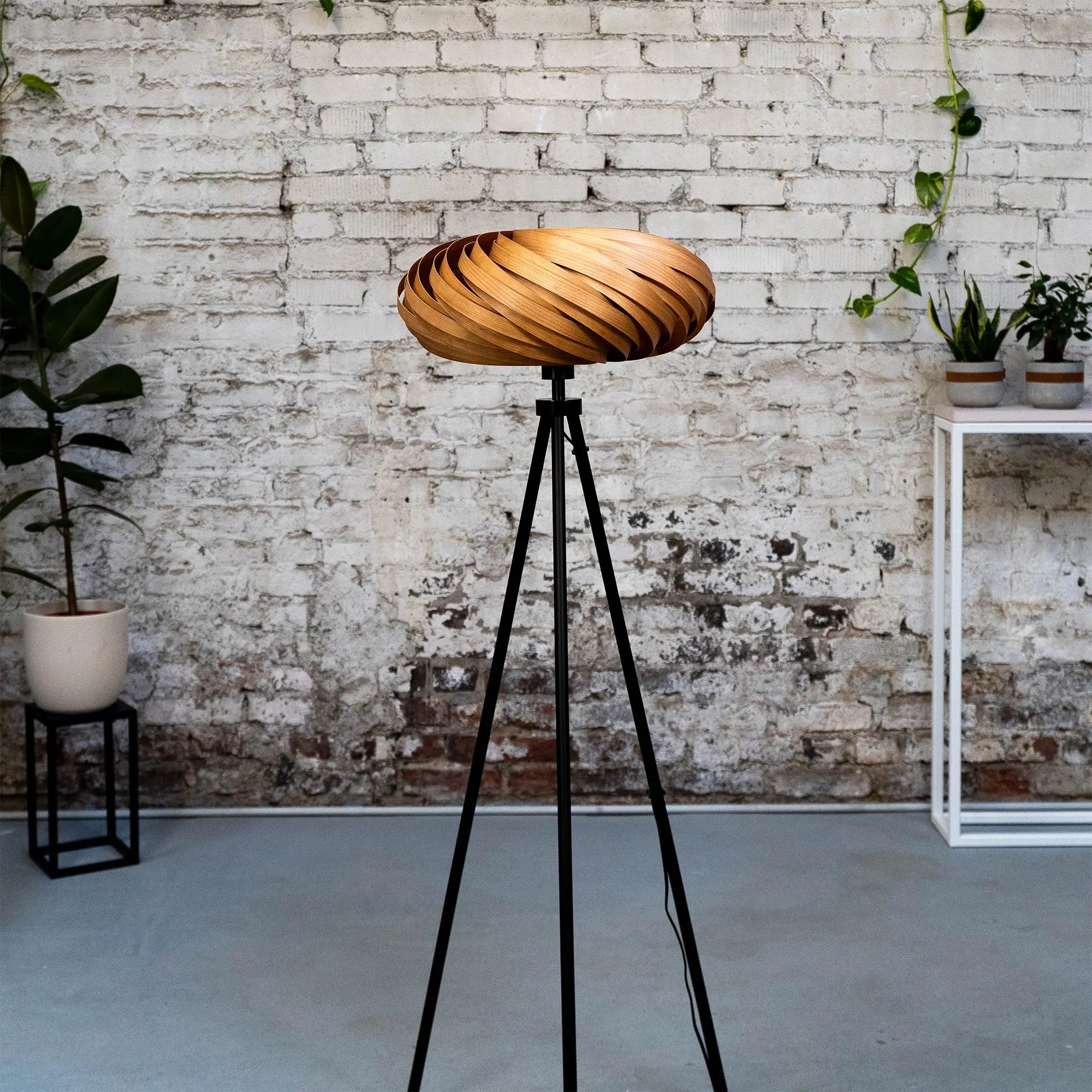 Stehleuchte 'Veneria' aus Kirschbaumholz 50 cm Gofurnit