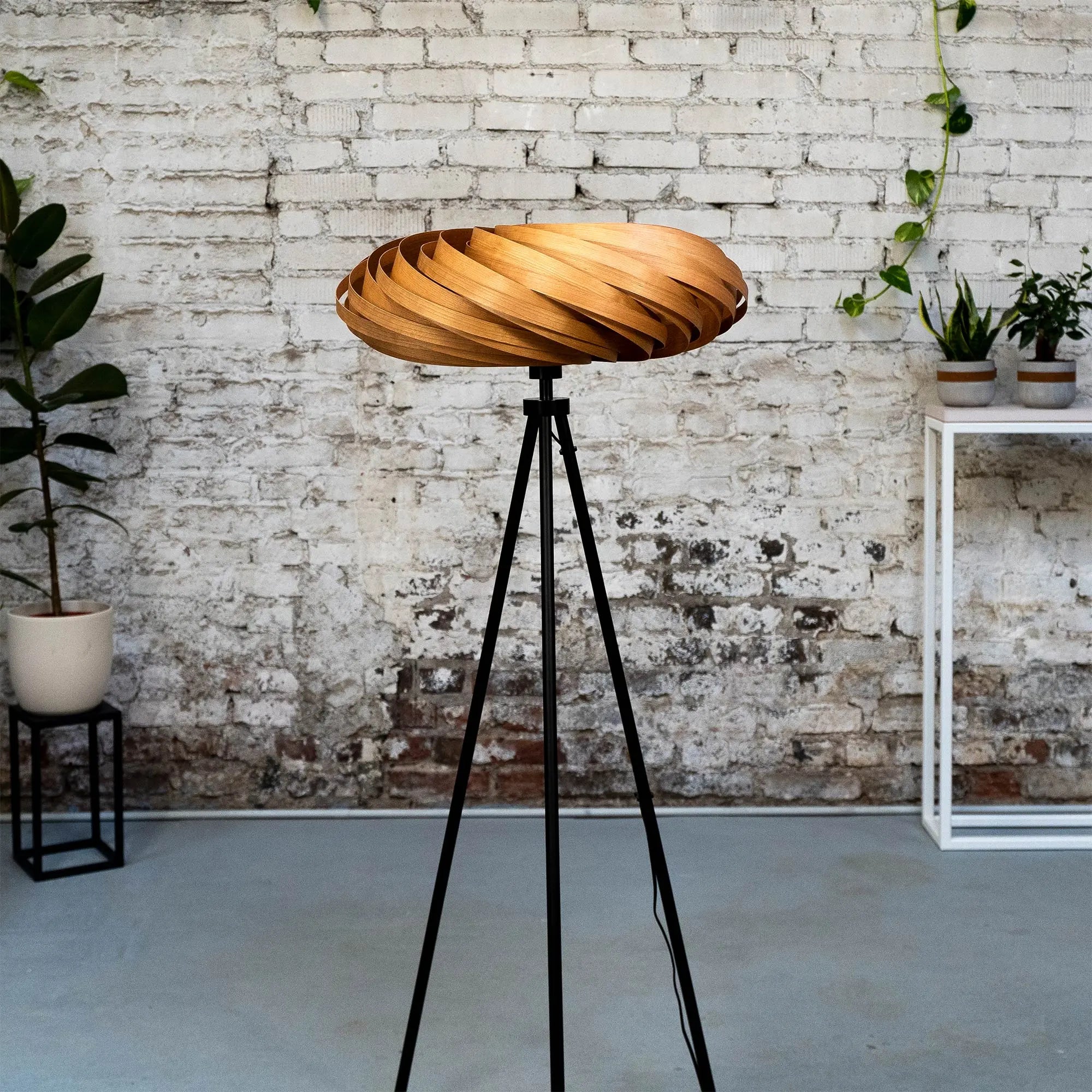 Stehleuchte 'Veneria' aus Kirschbaumholz 60 cm Gofurnit