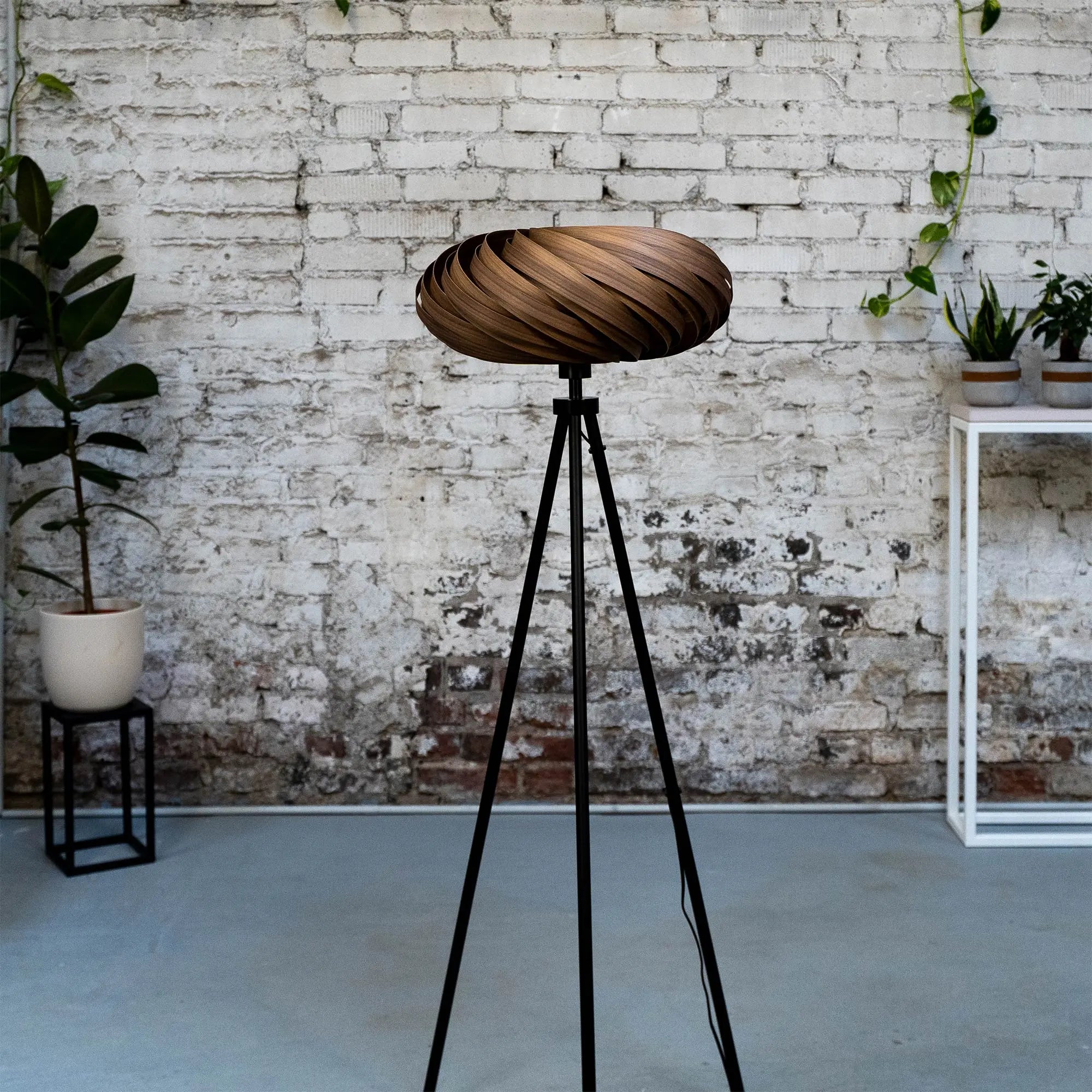 Stehleuchte 'Veneria' aus Nussbaum 50 cm Gofurnit