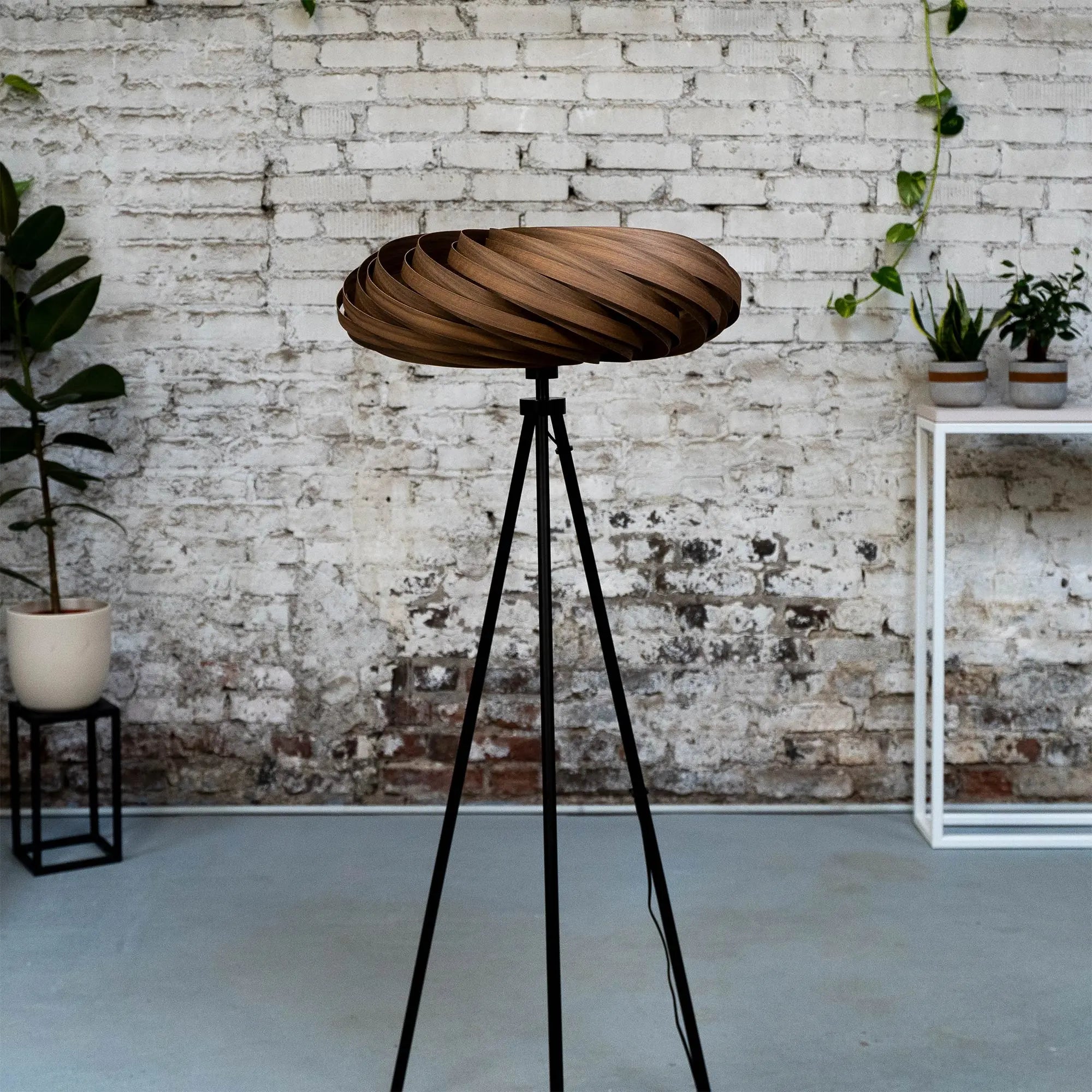 Stehleuchte 'Veneria' aus Nussbaum 60 cm Gofurnit