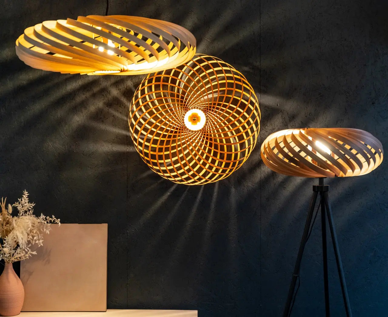 Unsere Holz-Tischleuchten sind nicht nur einfache Lichtquellen; sie sind handgefertigte Kunstwerke aus echtem Holz, die Ihr Zuhause auf einzigartige Weise verzaubern.